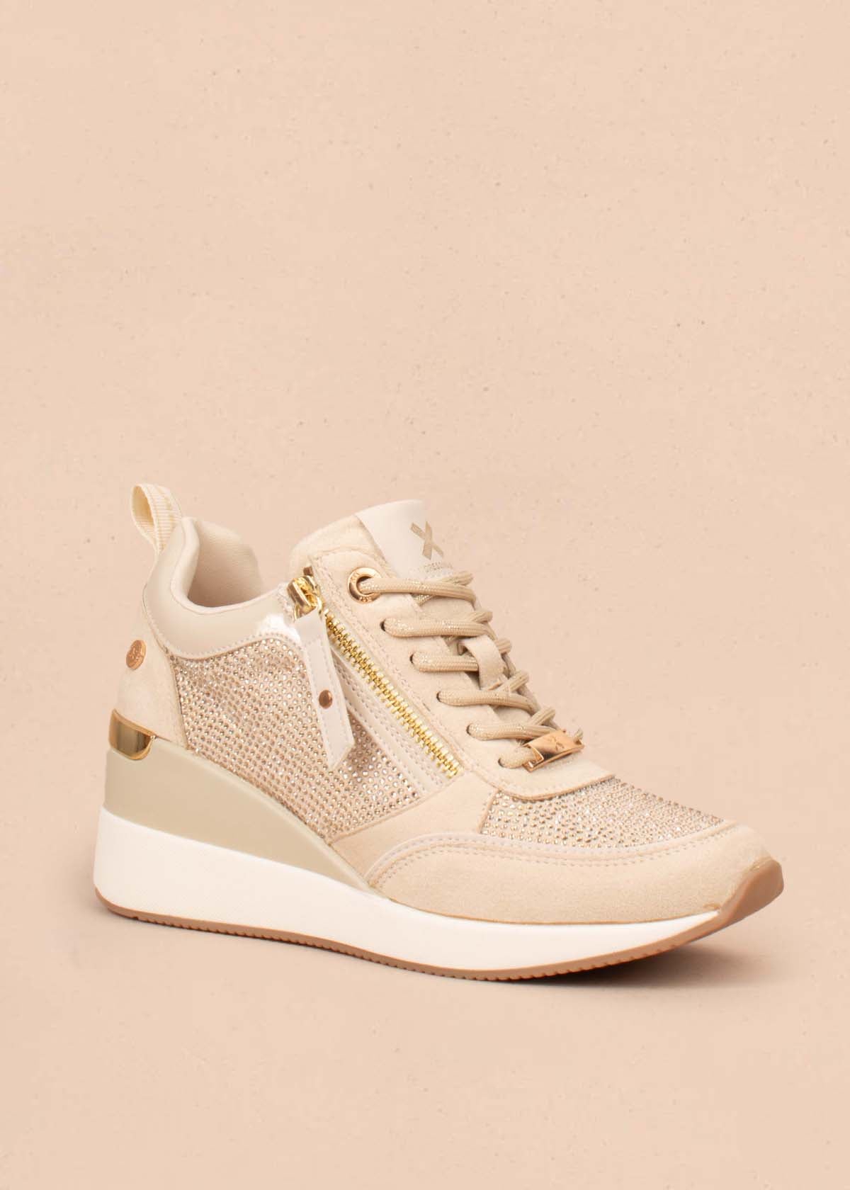 Tenis casuales color beige con piedras decorativas 104845