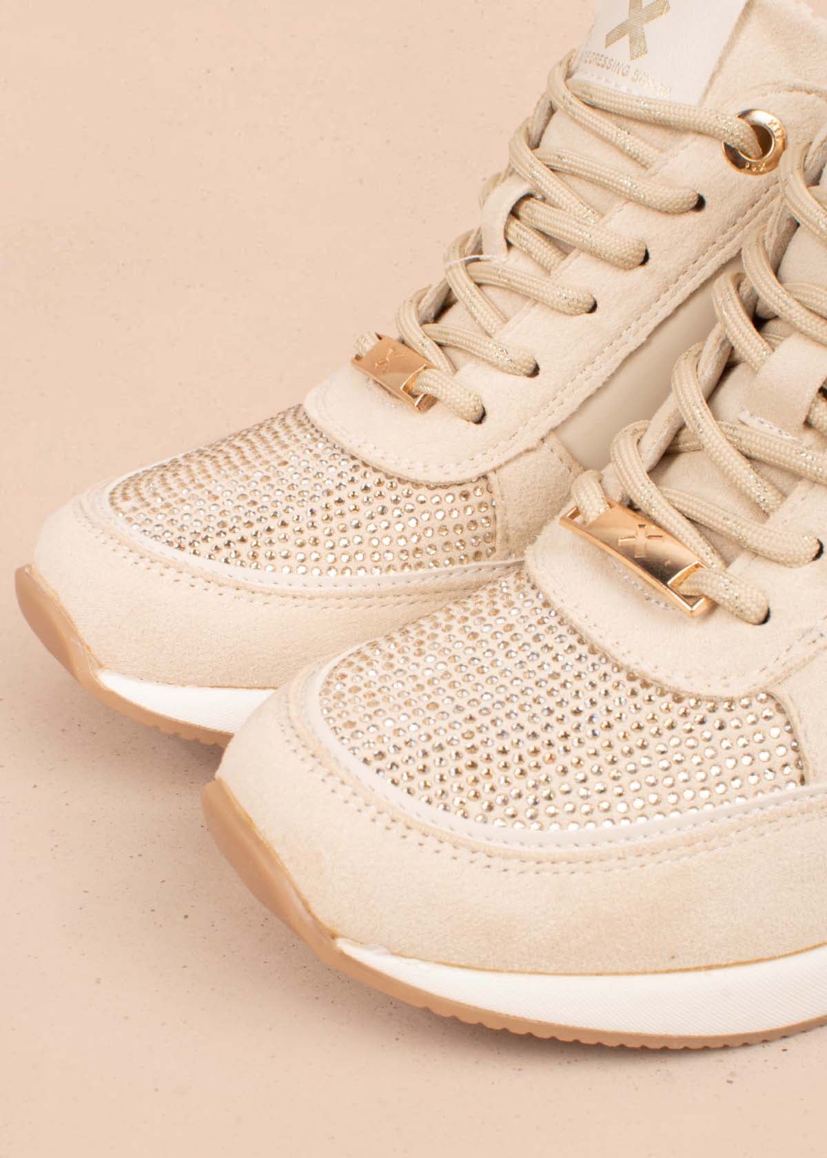 Tenis casuales color beige con piedras decorativas 104845