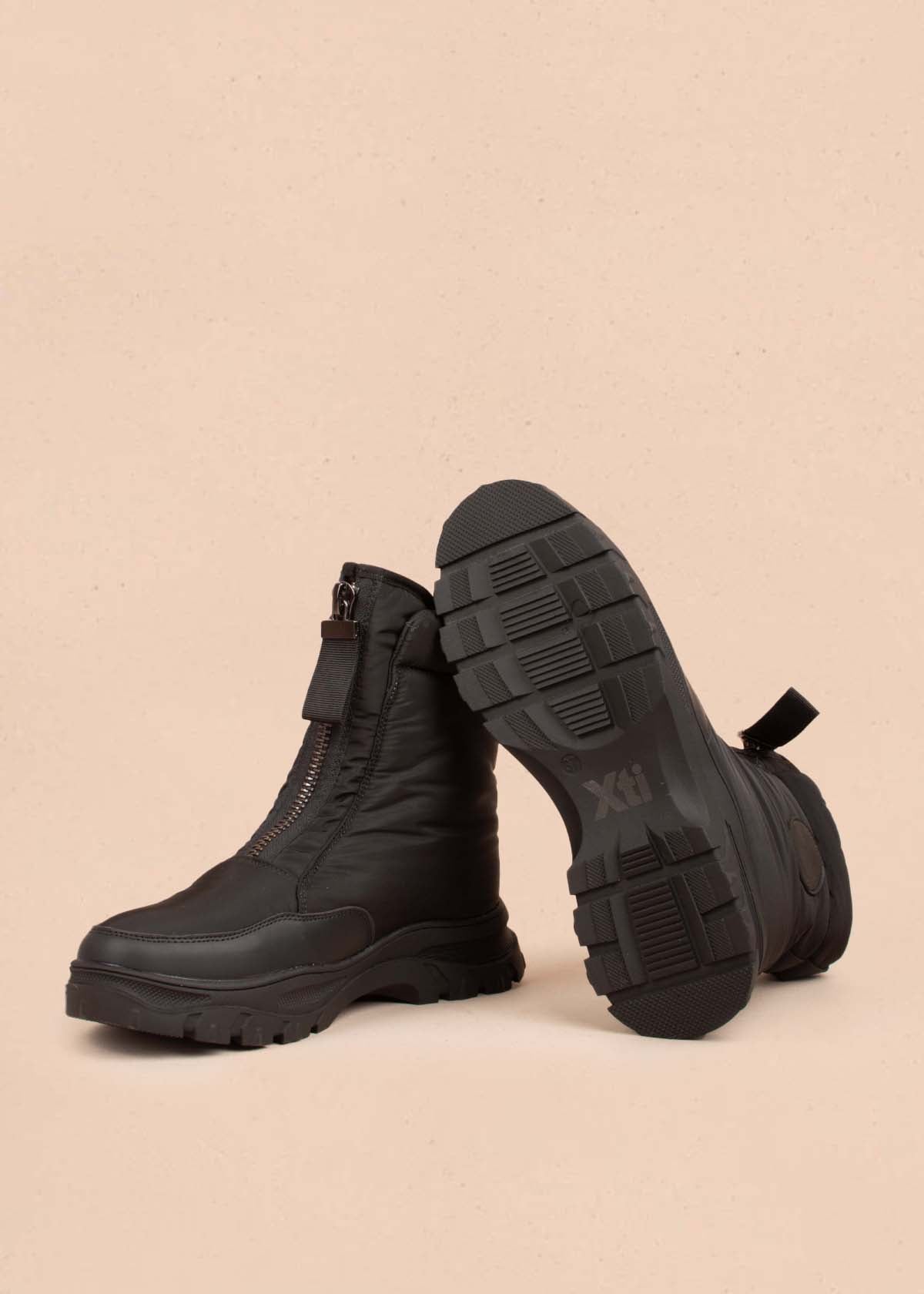 Botas color negro con abollonado en textil y cierre frontal 104847