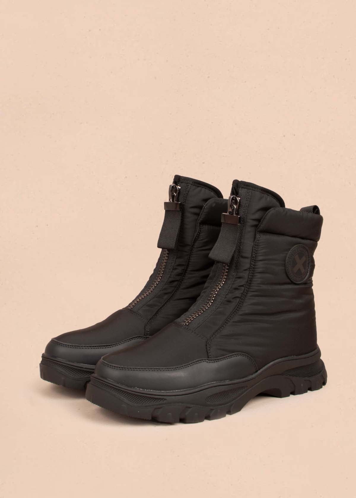 Botas color negro con abollonado en textil y cierre frontal 104847