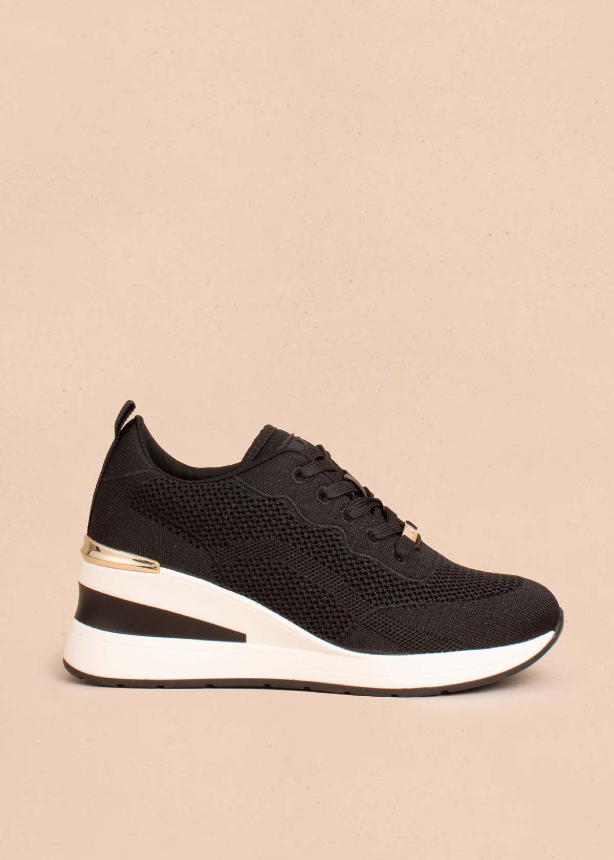 Tenis deportivos color negro con malla 104848