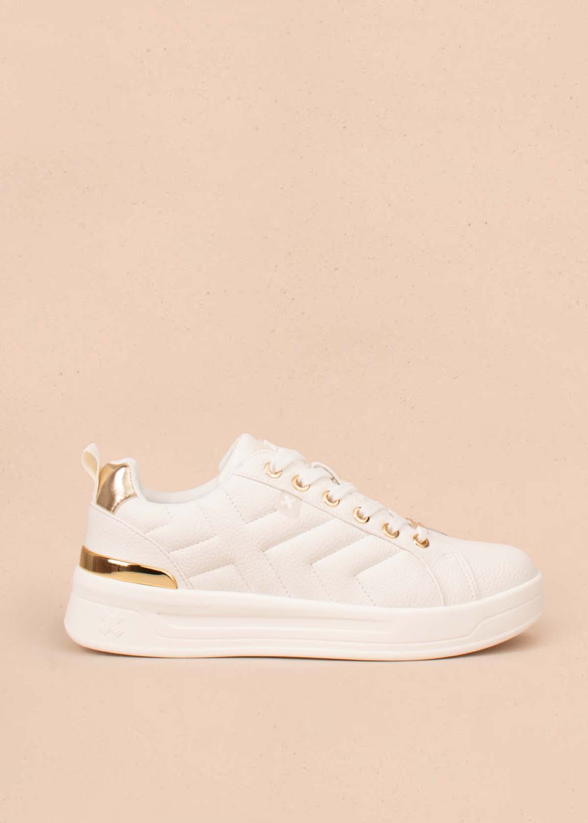 Tenis casuales color blanco con detalles dorados 104850