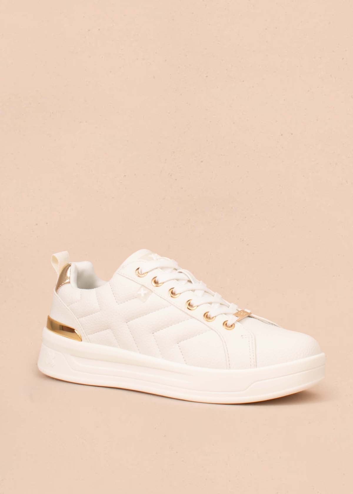 Tenis casuales color blanco con detalles dorados 104850