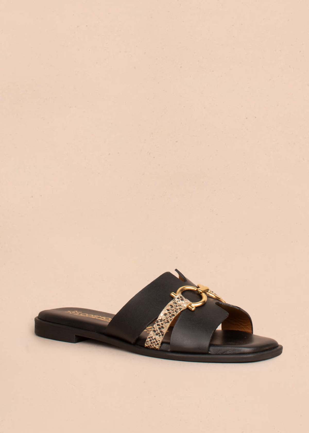 Sandalias en cuero color negro con aplique dorado 104860