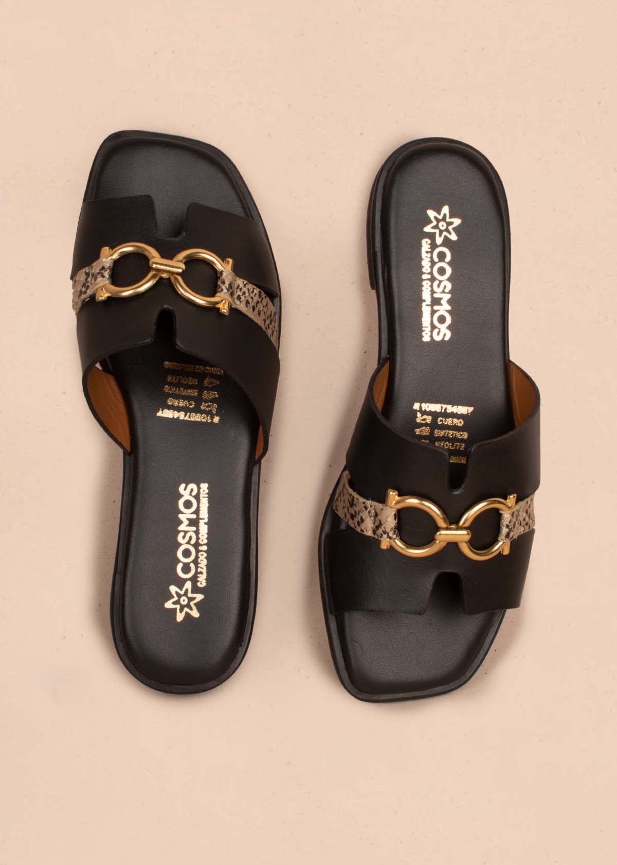 Sandalias en cuero color negro con aplique dorado 104860