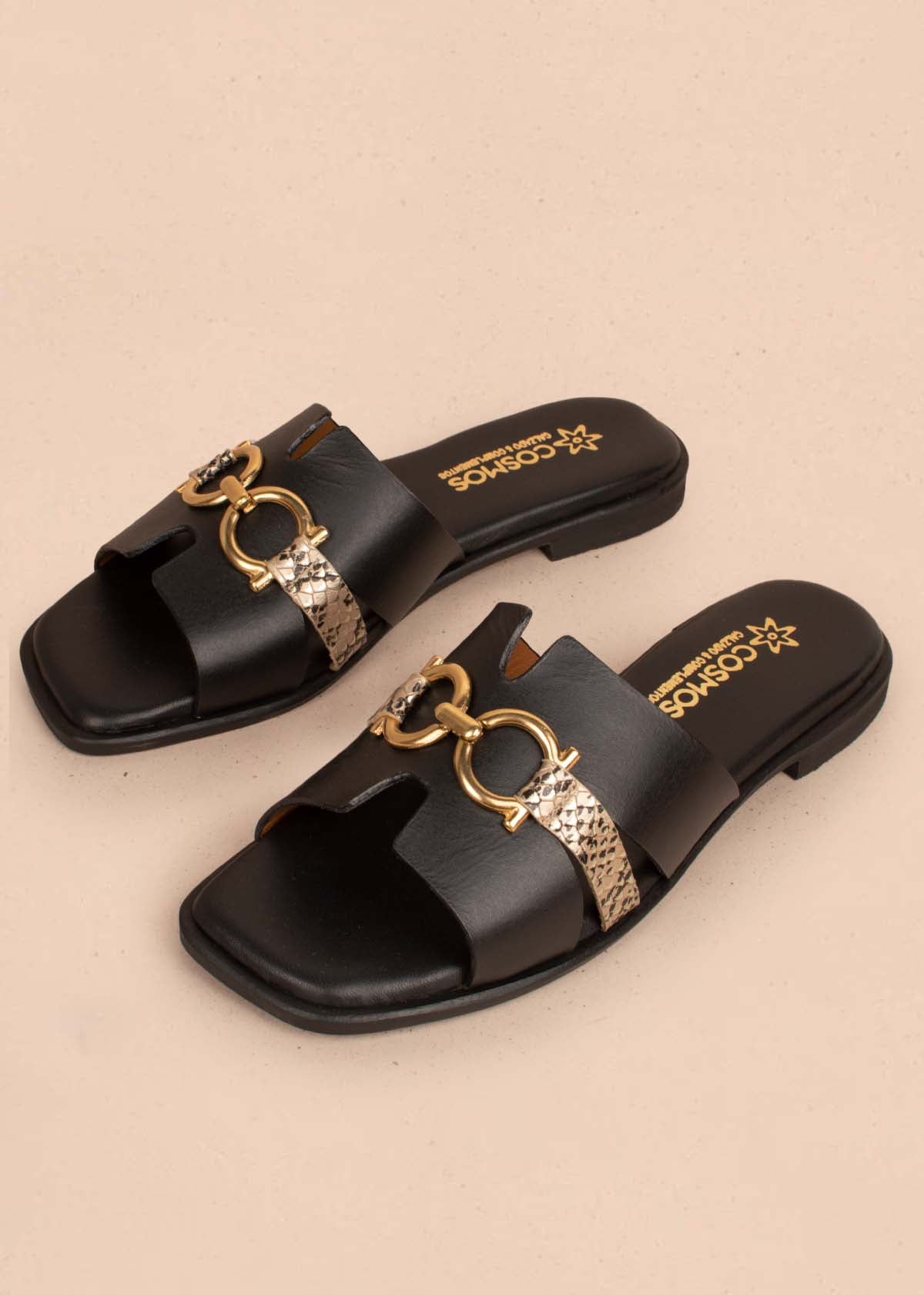 Sandalias en cuero color negro con aplique dorado 104860