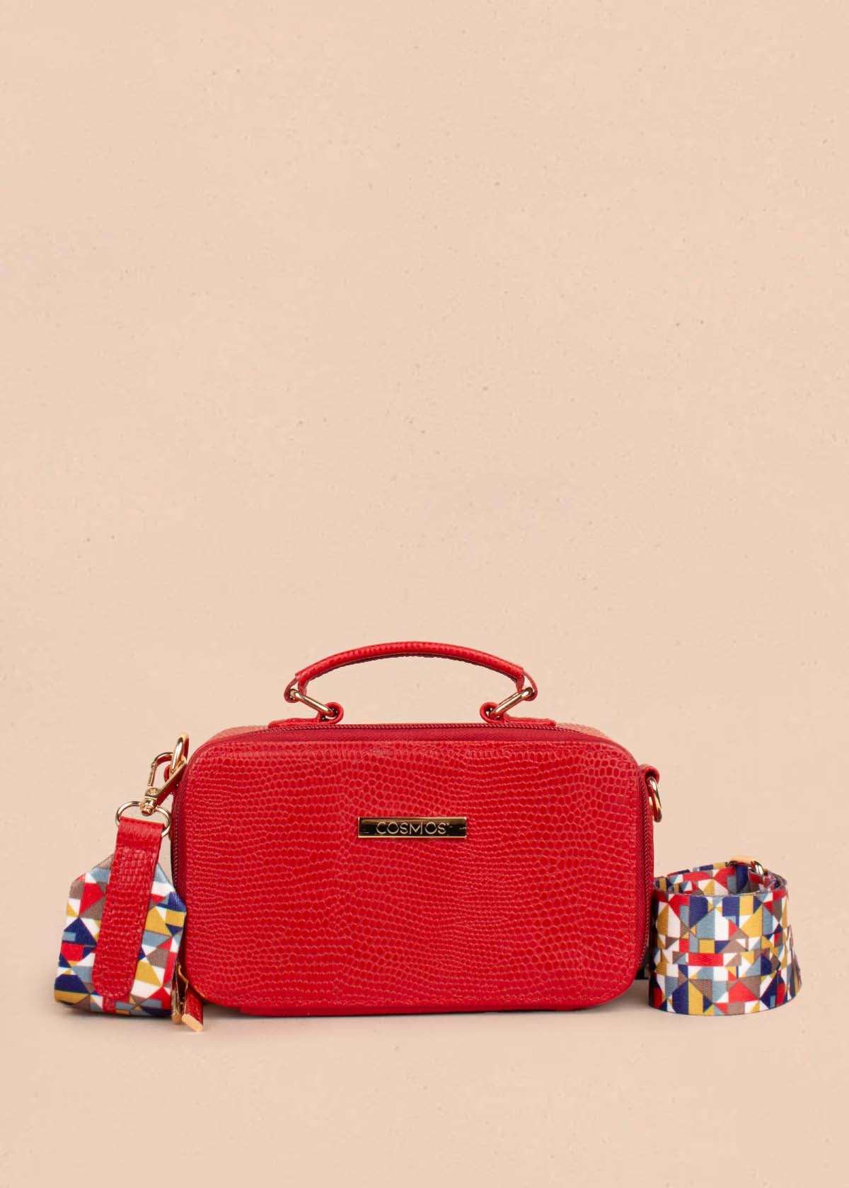 Bolso tipo bandolera en cuero color rojo con textura croco 104875