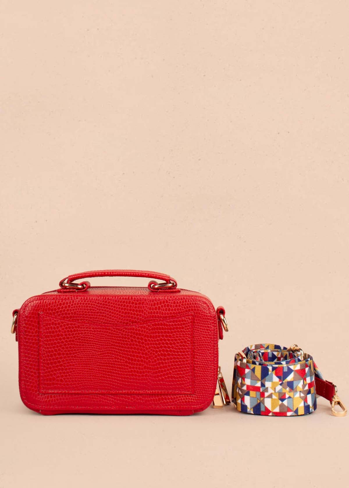 Bolso tipo bandolera en cuero color rojo con textura croco 104875