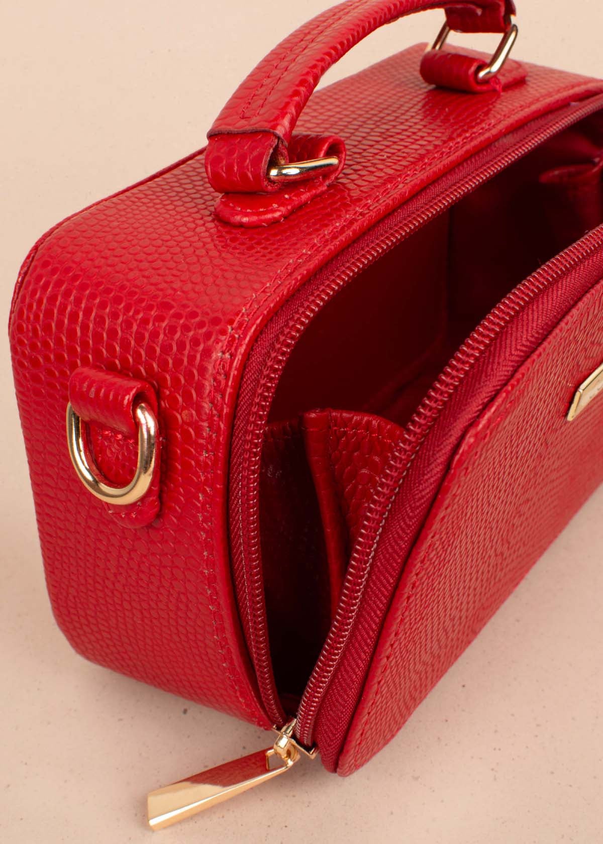 Bolso tipo bandolera en cuero color rojo con textura croco 104875