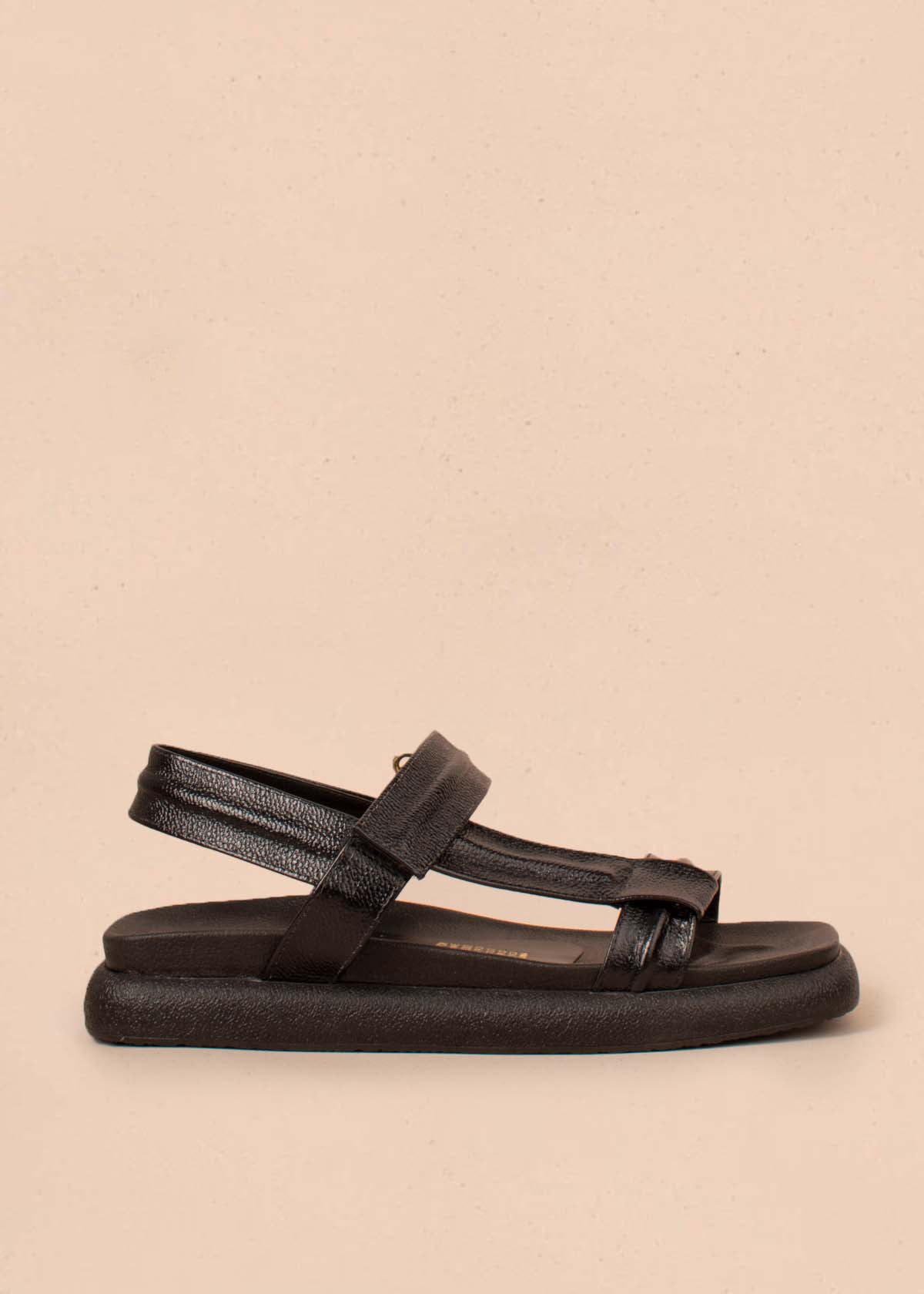 Sandalias planas en cuero color negro con correa ajustable 104900