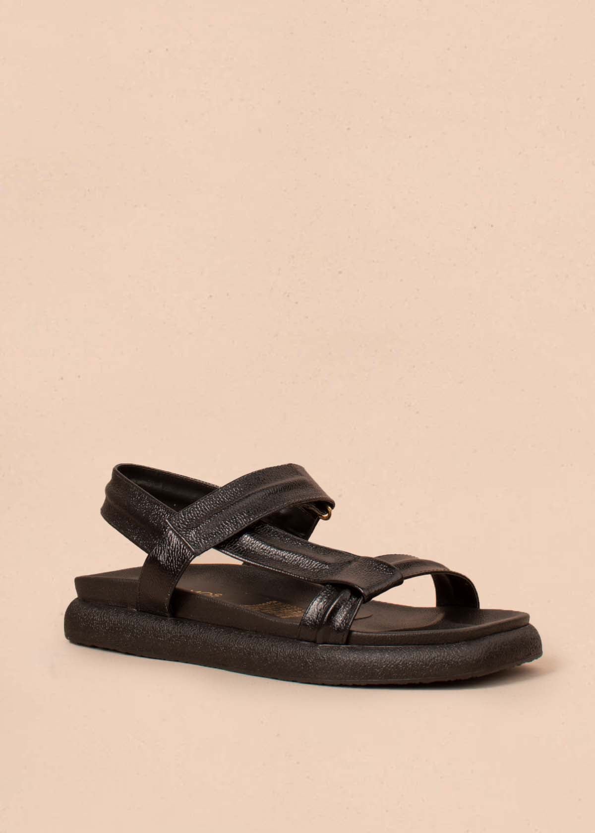 Sandalias planas en cuero color negro con correa ajustable 104900