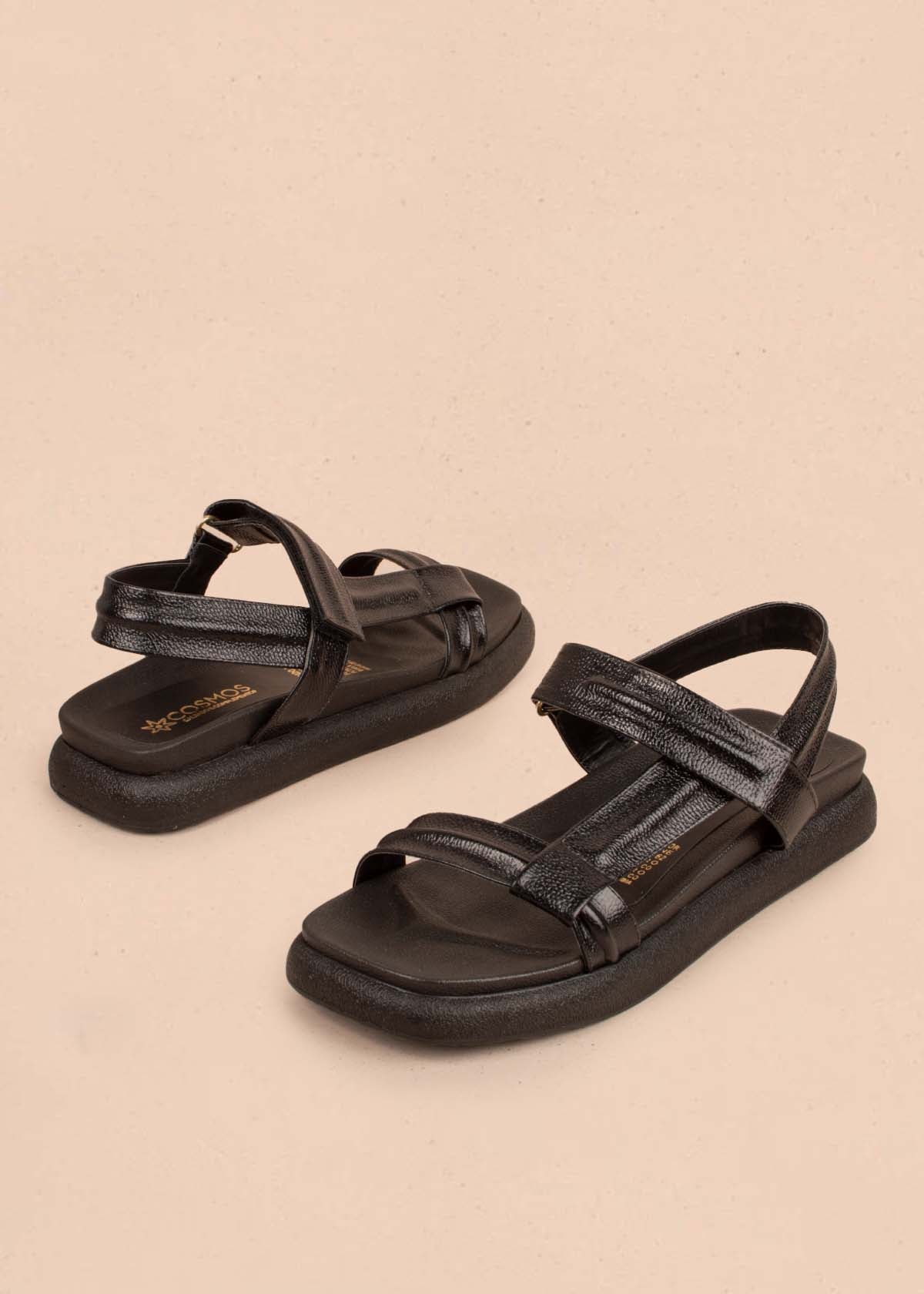 Sandalias planas en cuero color negro con correa ajustable 104900