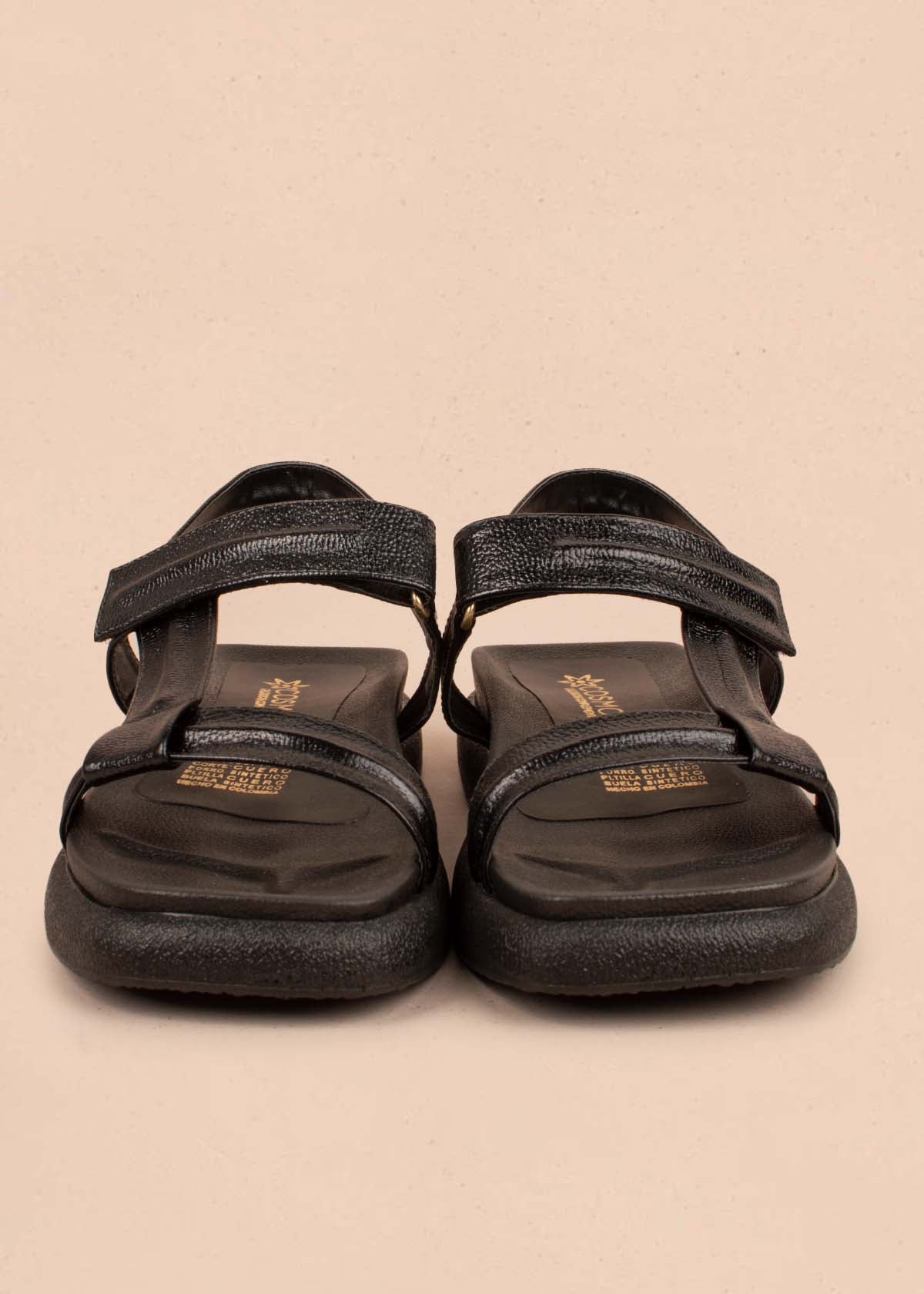 Sandalias planas en cuero color negro con correa ajustable 104900