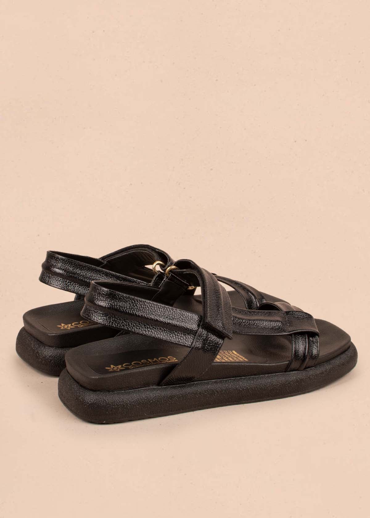 Sandalias planas en cuero color negro con correa ajustable 104900