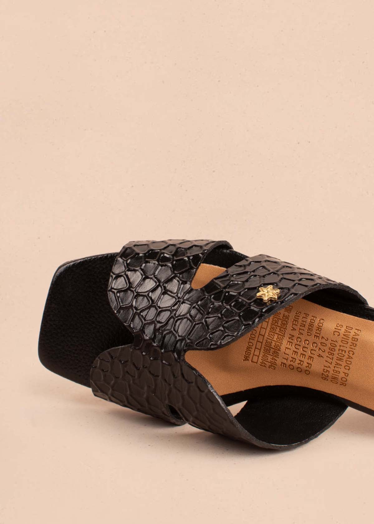 Sandalias en cuero color negro con textura 104925