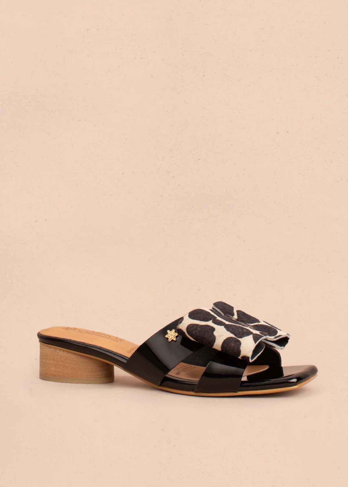 Sandalias en cuero color negro con un moño animal print 104927