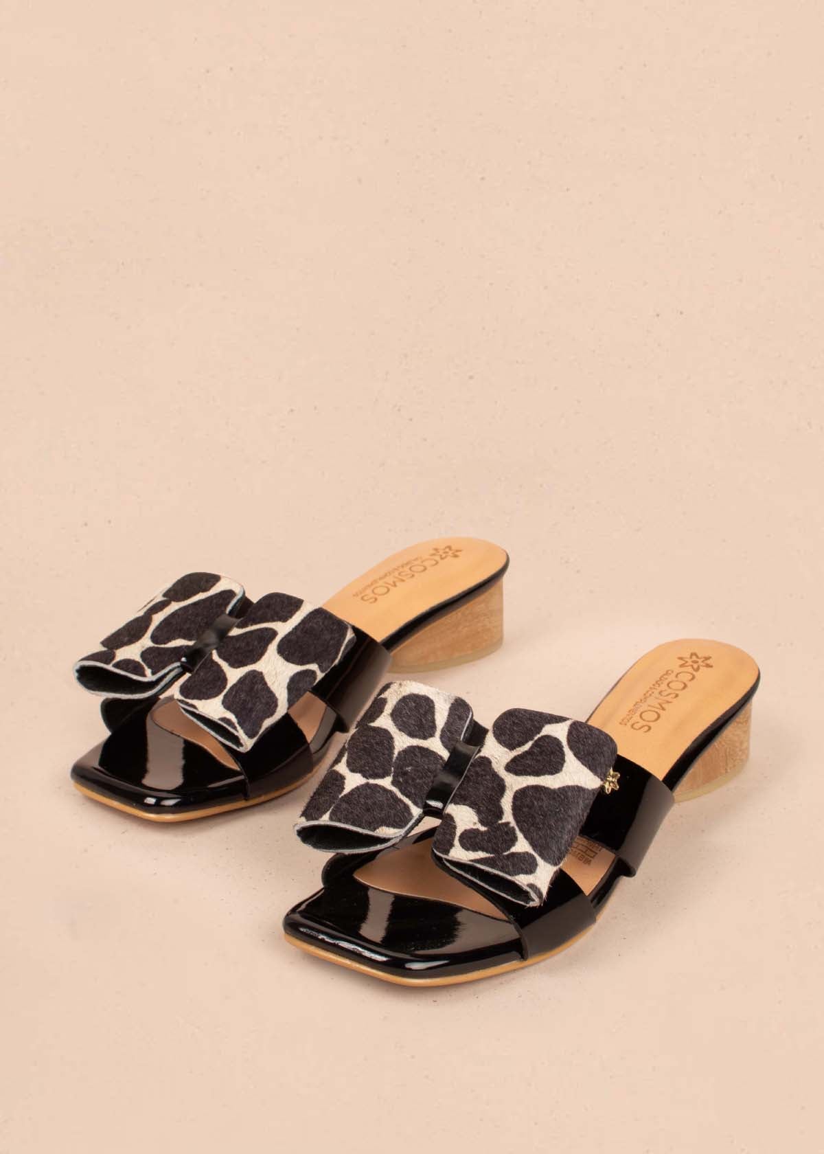 Sandalias en cuero color negro con un moño animal print 104927