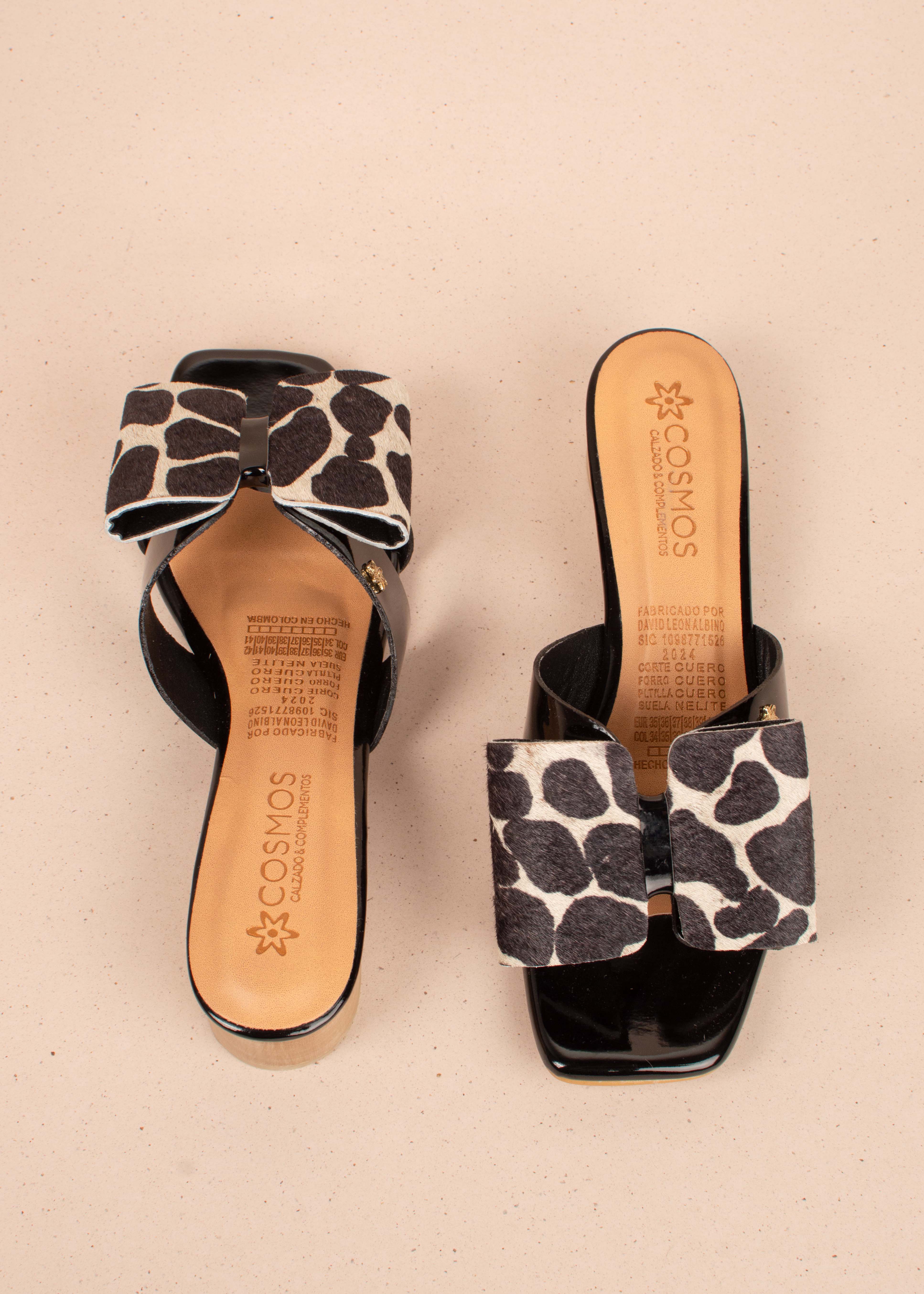 Sandalias en cuero color negro con un moño animal print 104927