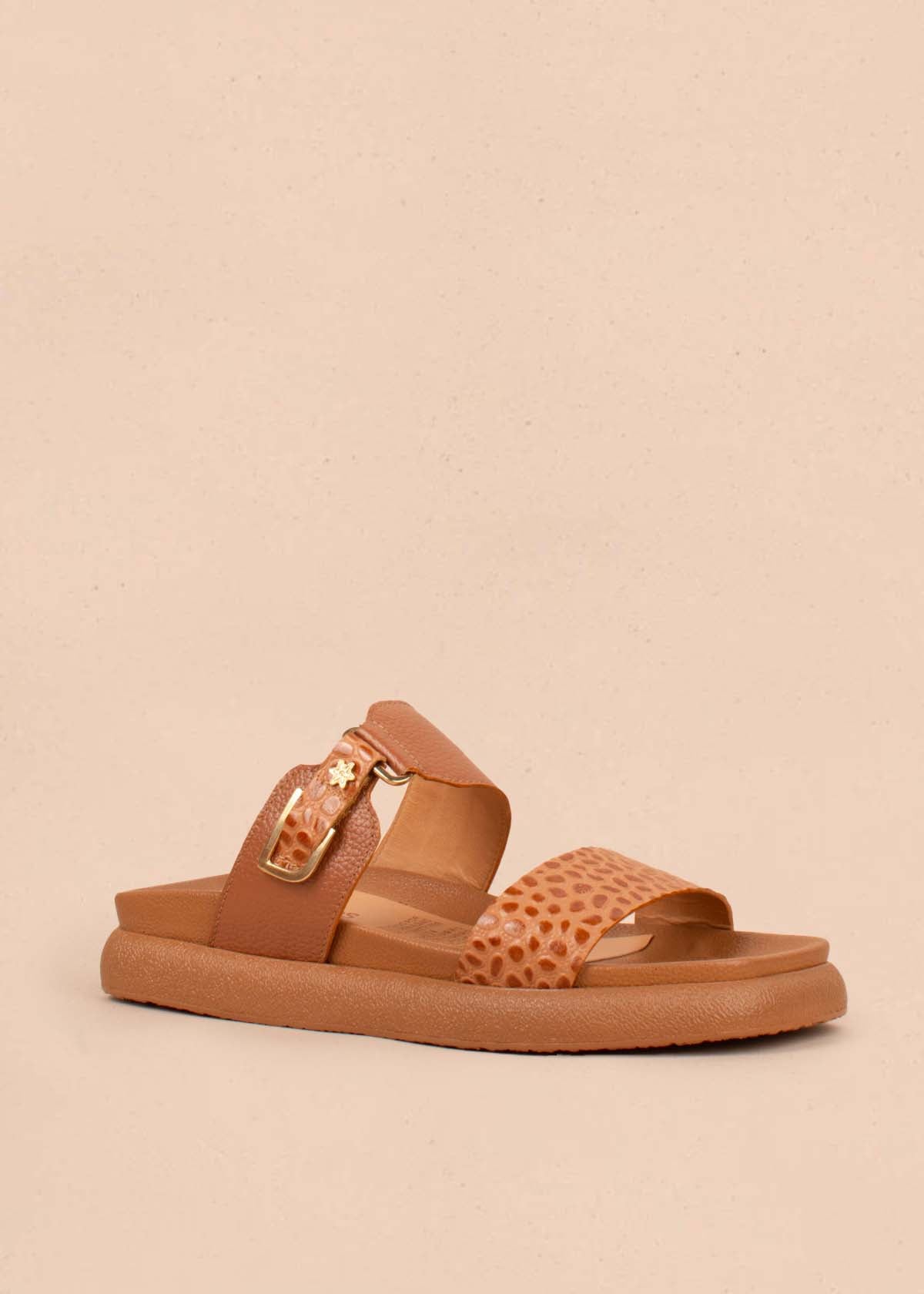 Sandalias planas en cuero color miel con folia 104930