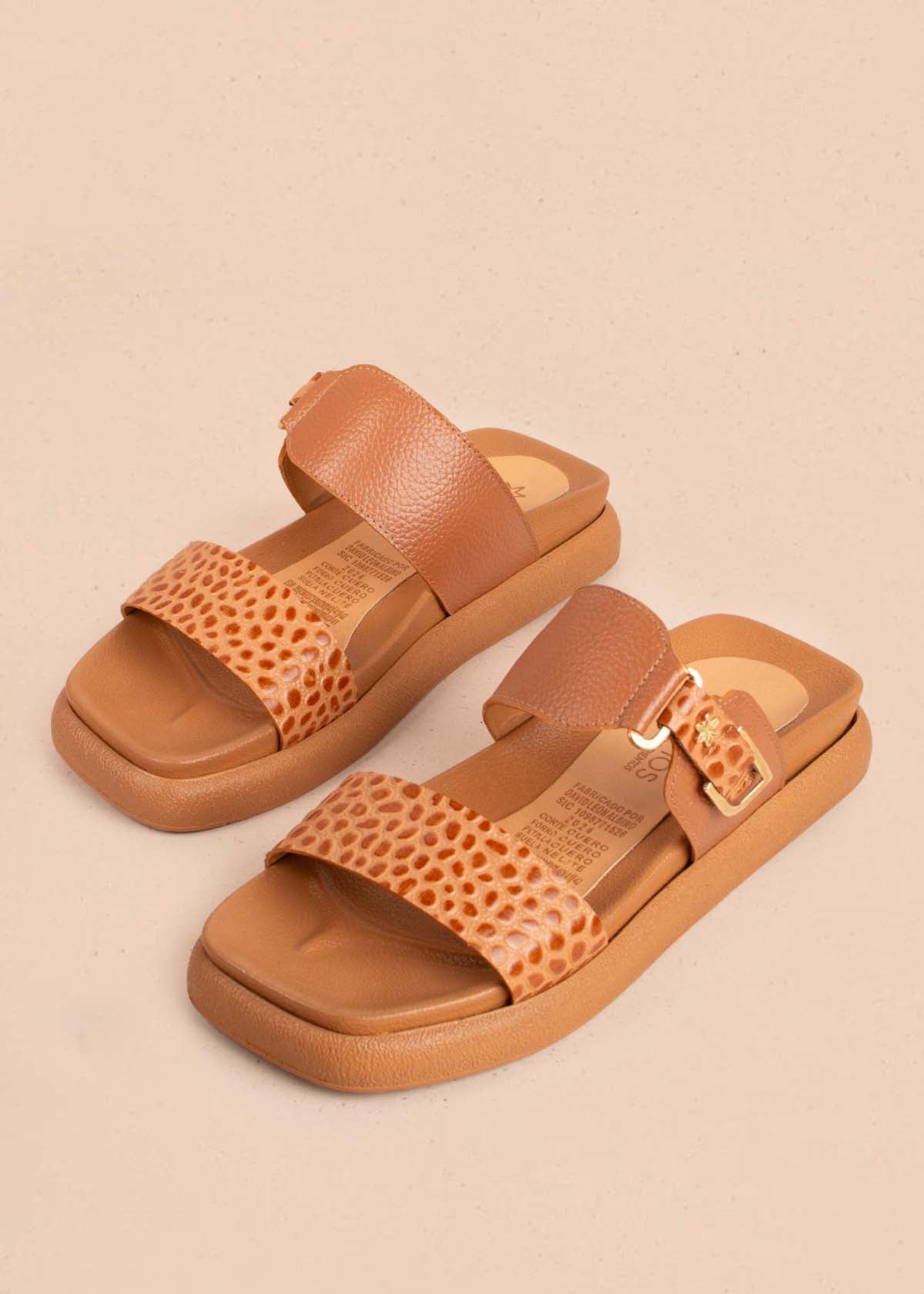 Sandalias planas en cuero color miel con folia 104930