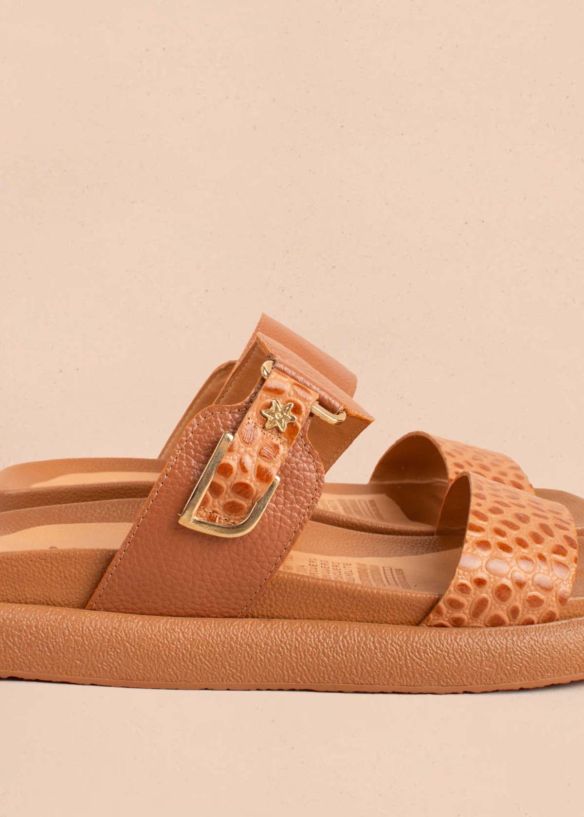 Sandalias planas en cuero color miel con folia 104930