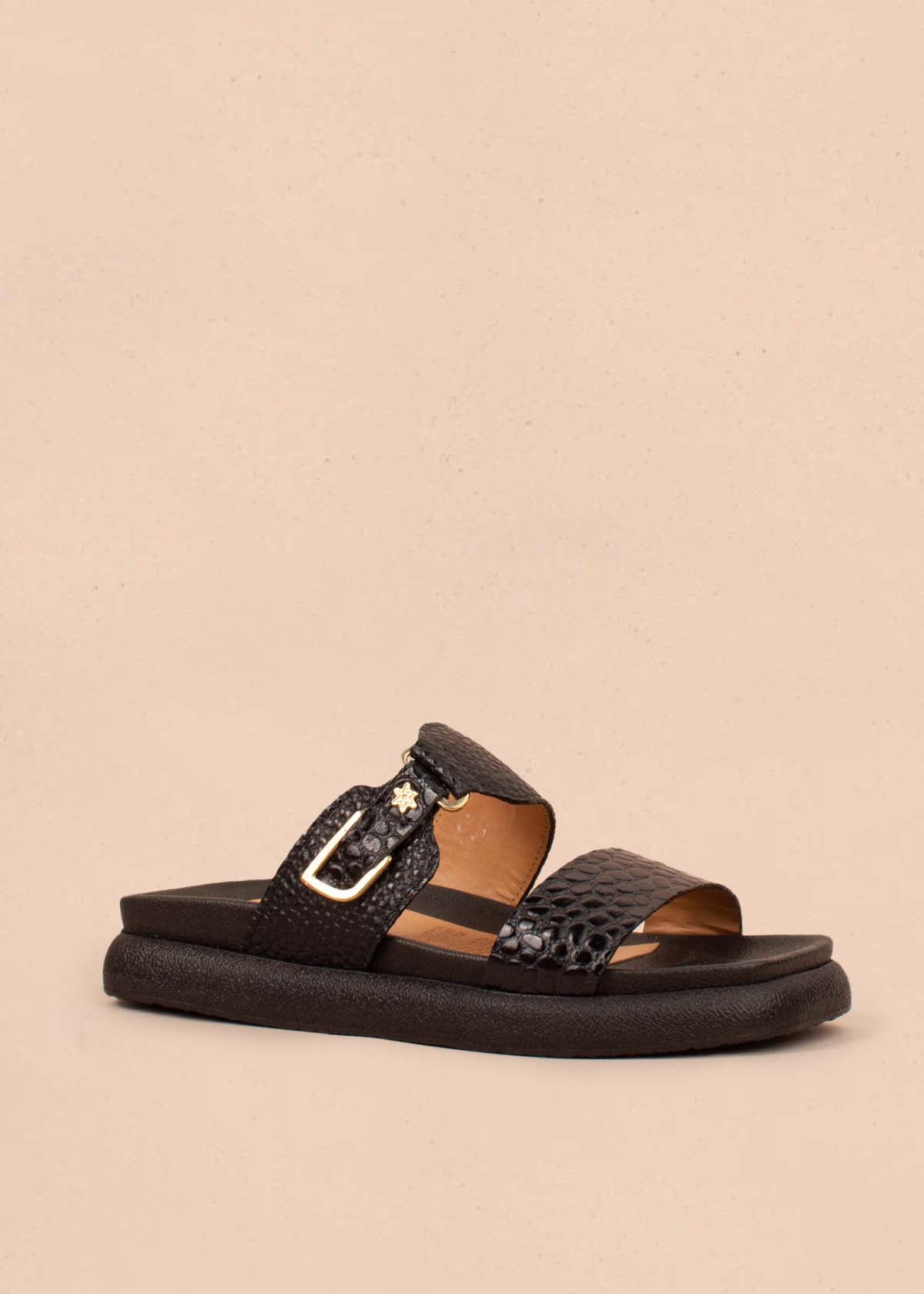 Sandalias planas en cuero color negro con folia 104930