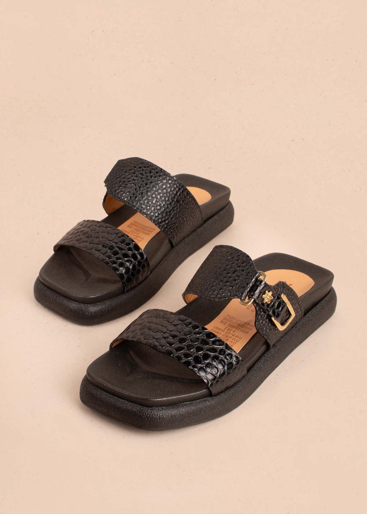 Sandalias planas en cuero color negro con folia 104930