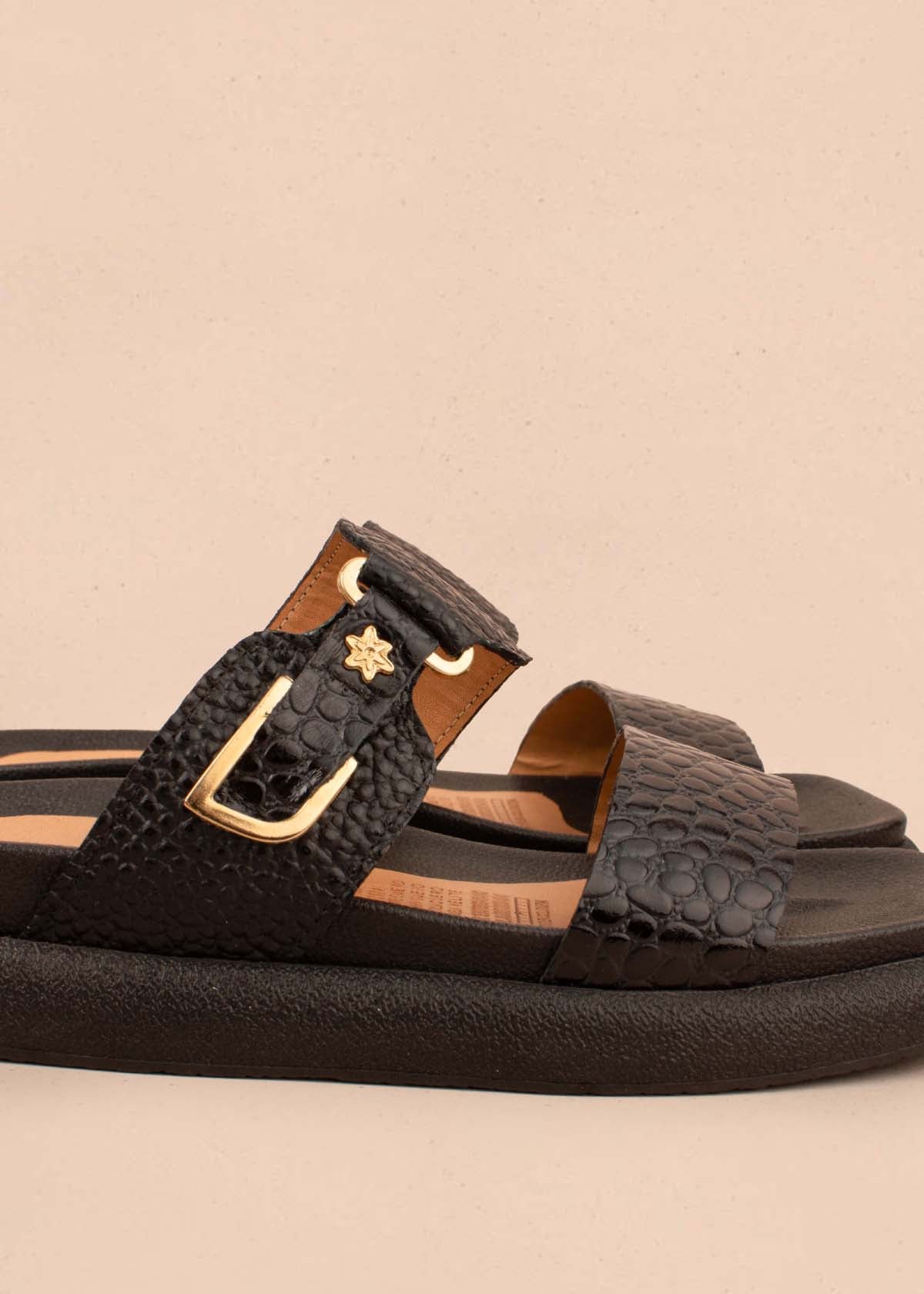 Sandalias planas en cuero color negro con folia 104930