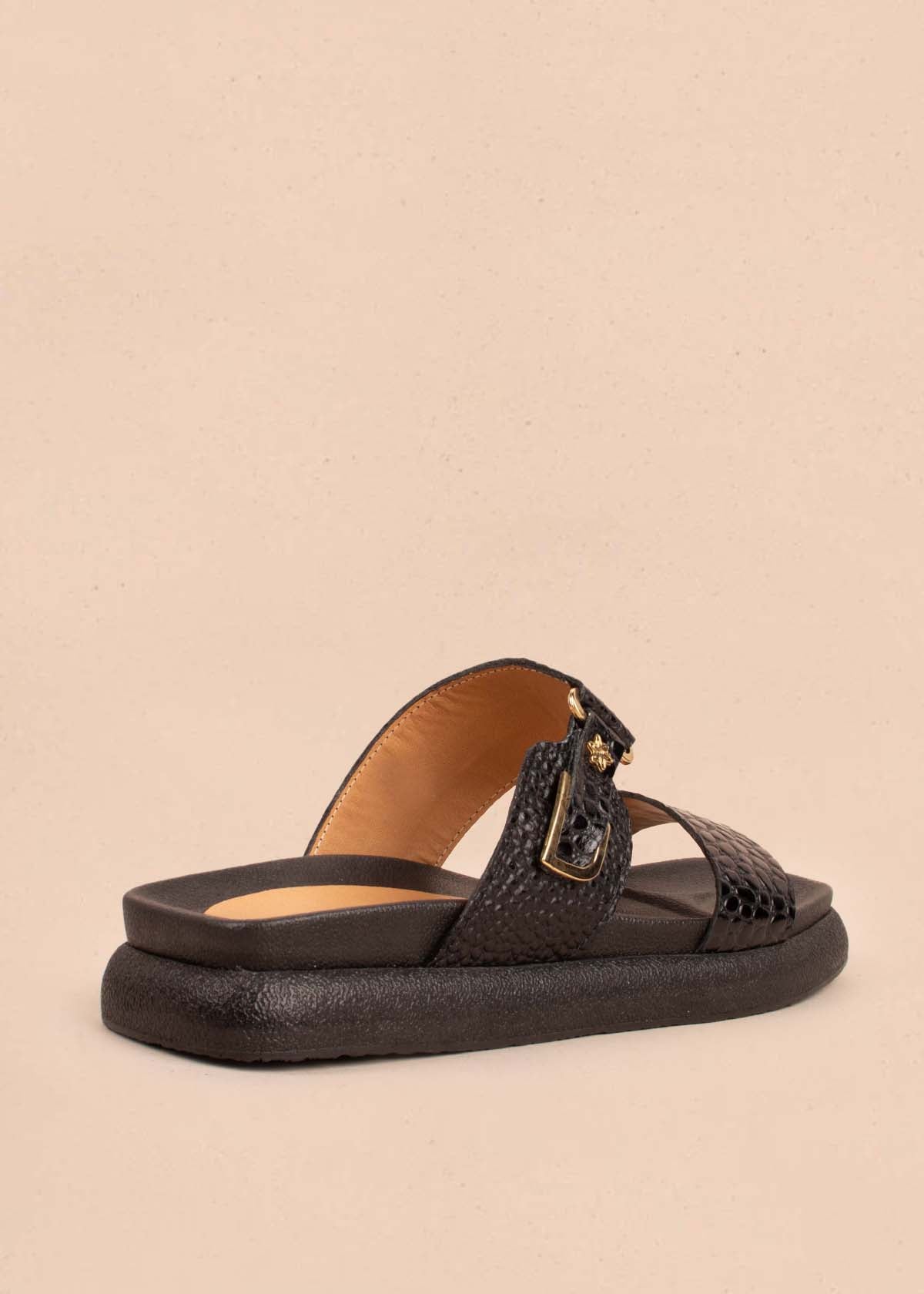 Sandalias planas en cuero color negro con folia 104930