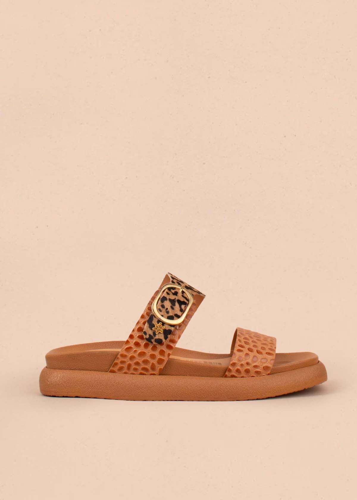 Sandalias planas en cuero color miel con folia animal print 104931