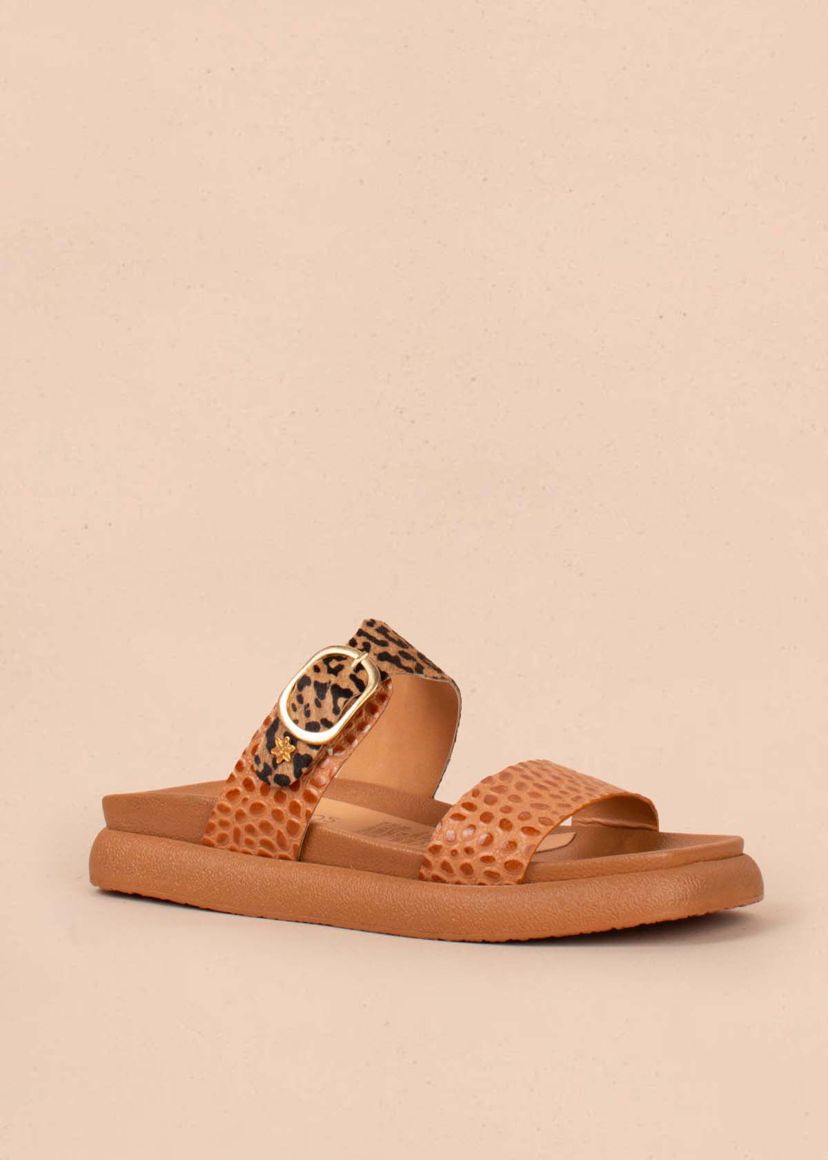 Sandalias planas en cuero color miel con folia animal print 104931