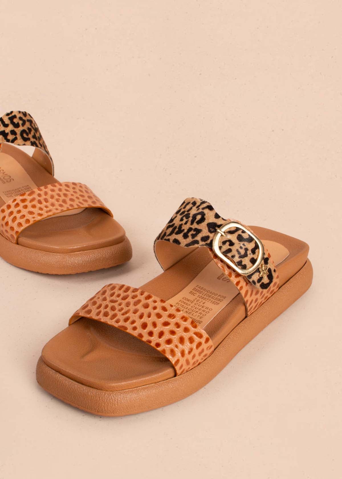 Sandalias planas en cuero color miel con folia animal print 104931