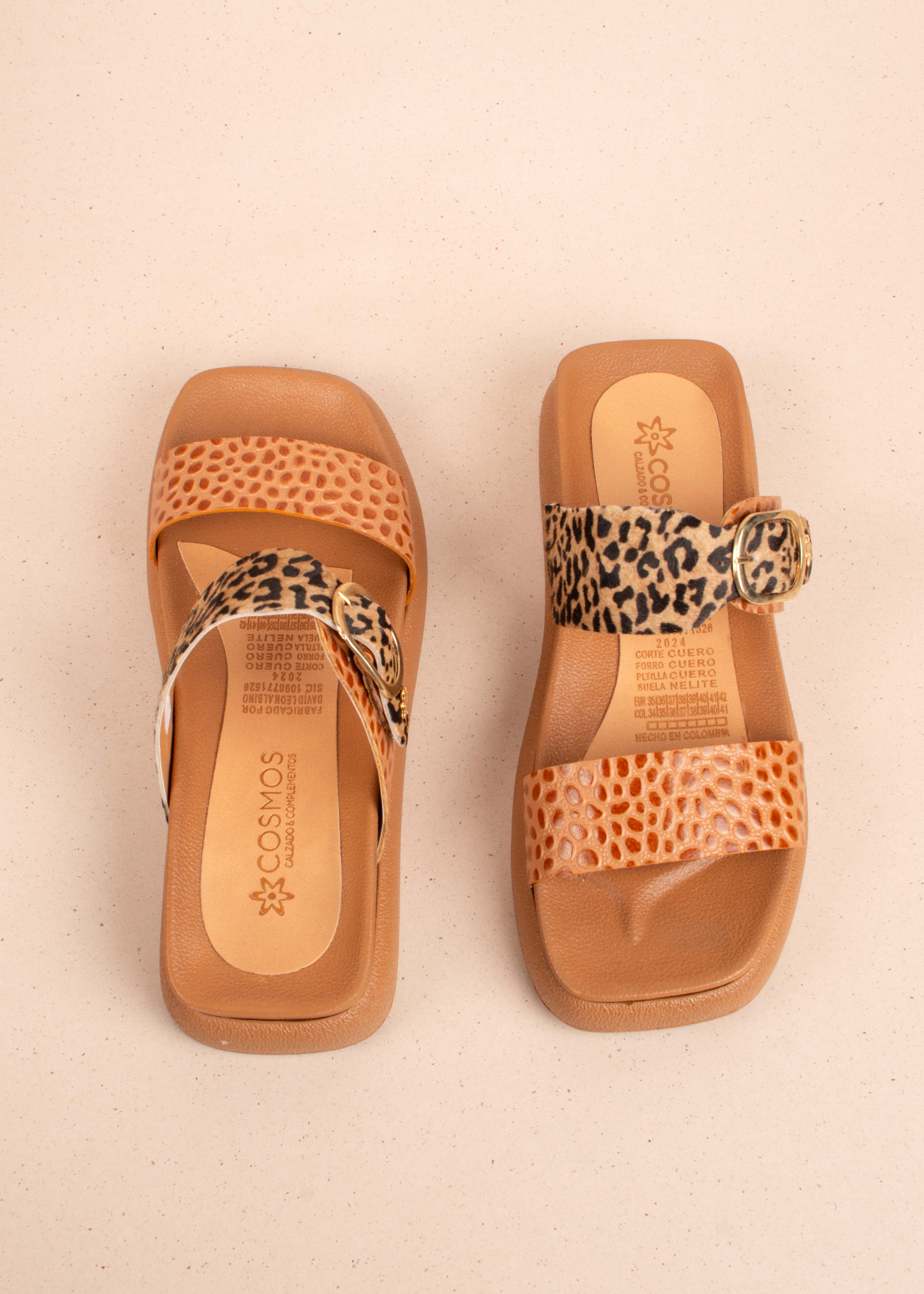 Sandalias planas en cuero color miel con folia animal print 104931