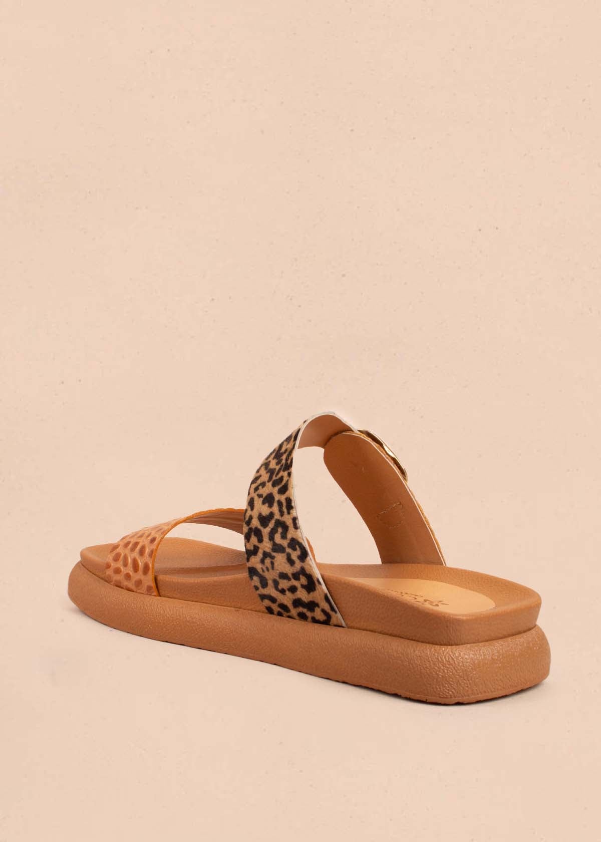 Sandalias planas en cuero color miel con folia animal print 104931