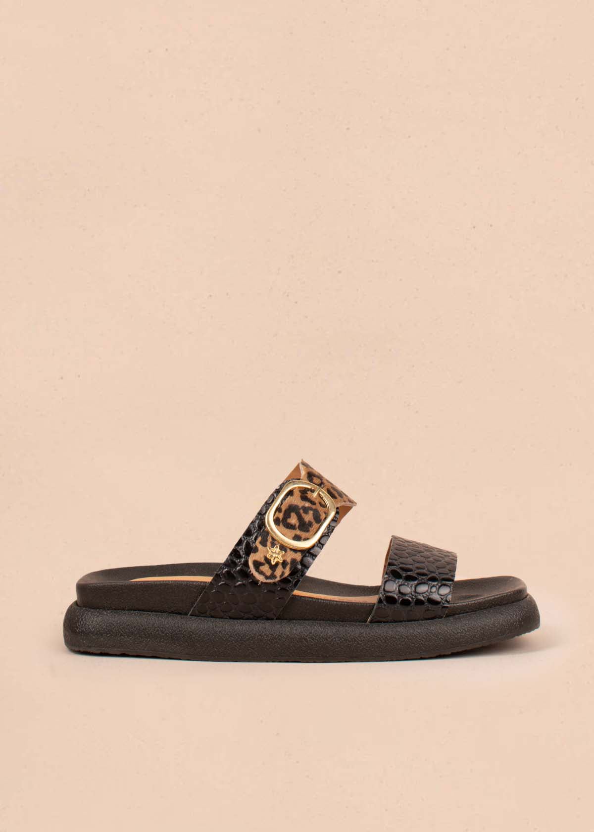 Sandalias planas en cuero color negro con folia animal print 104931