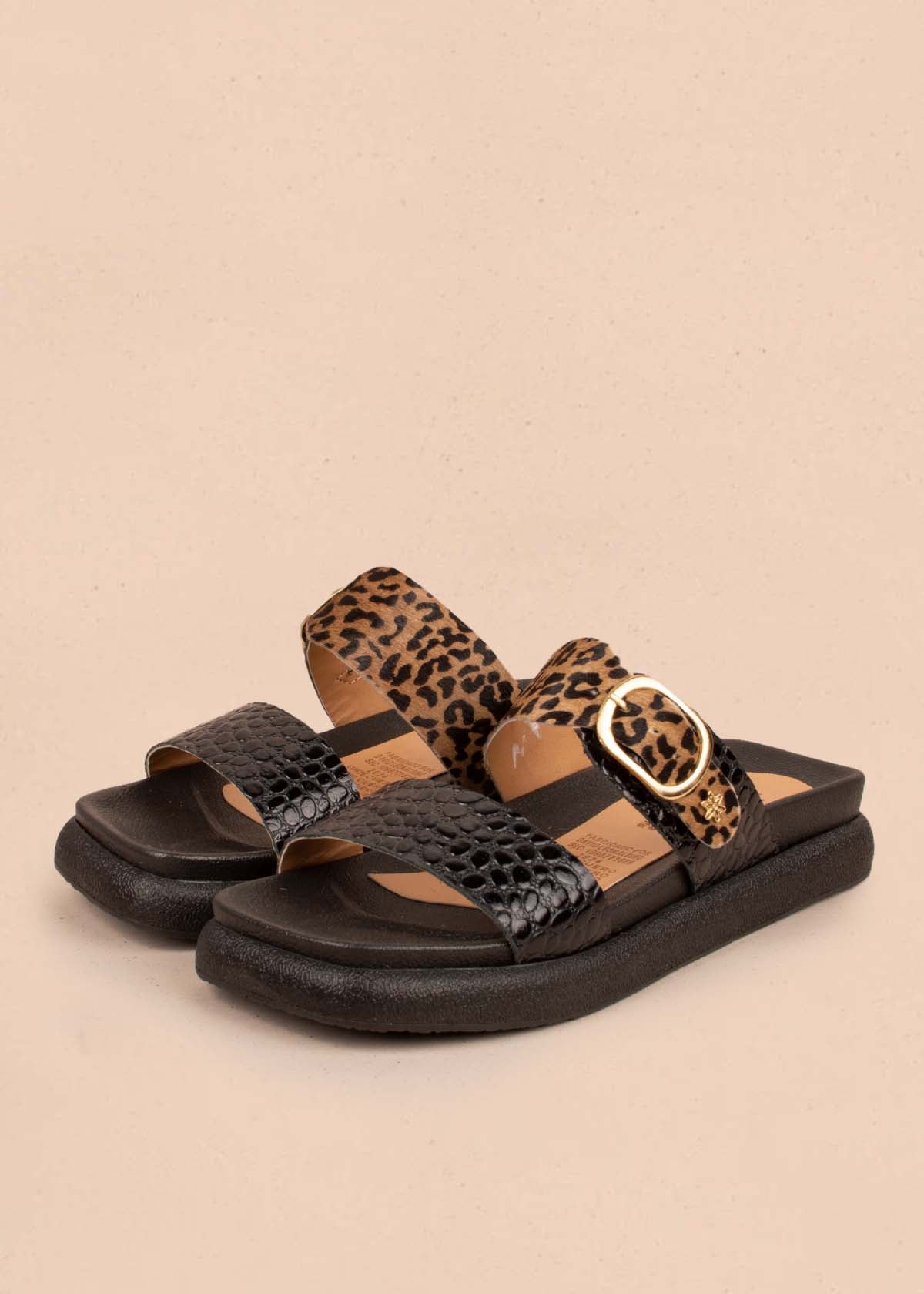 Sandalias planas en cuero color negro con folia animal print 104931