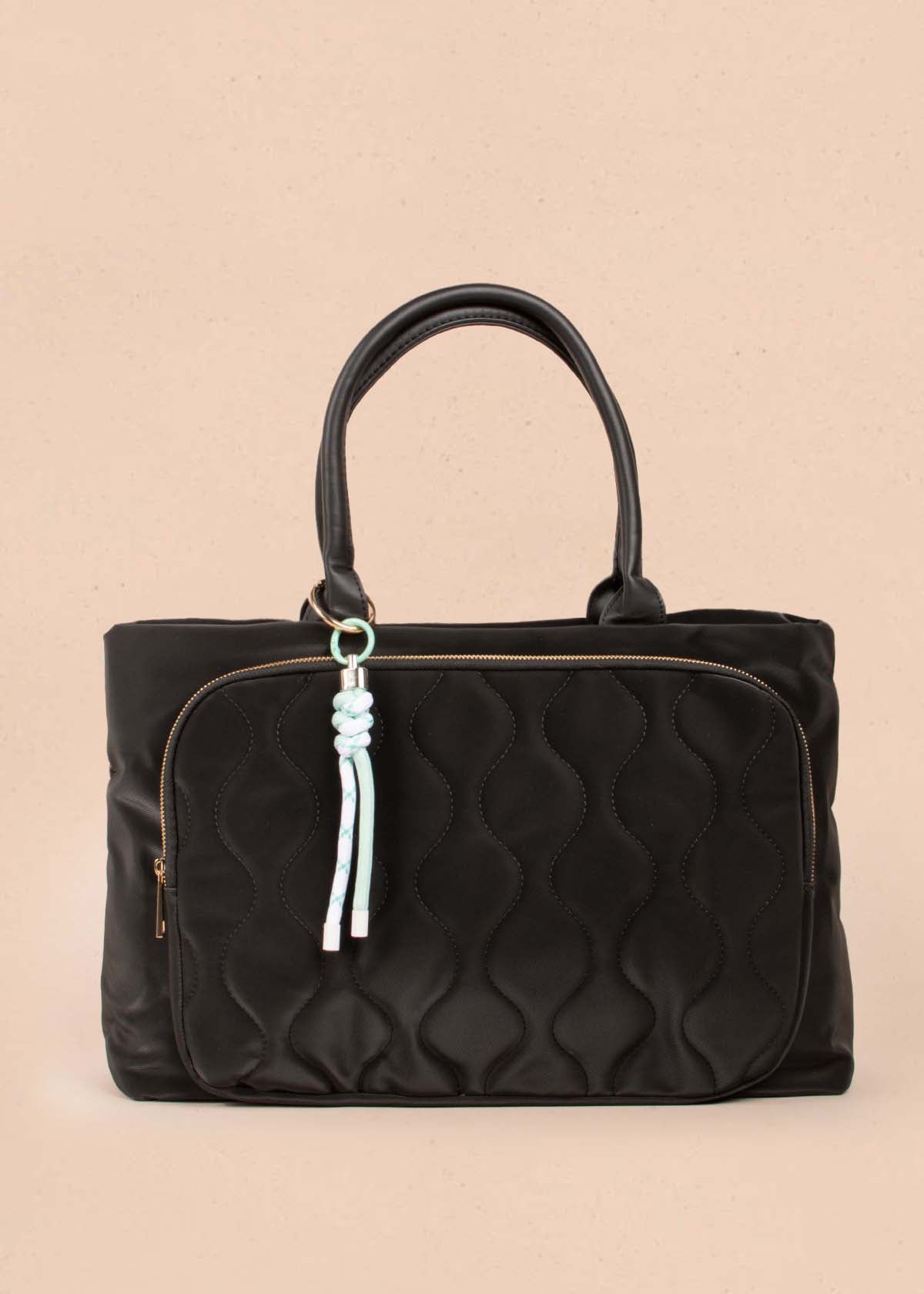 Bolso tipo shopping color negro con bolsillo frontal 104932