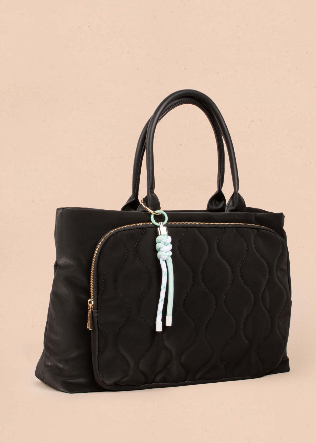 Bolso tipo shopping color negro con bolsillo frontal 104932