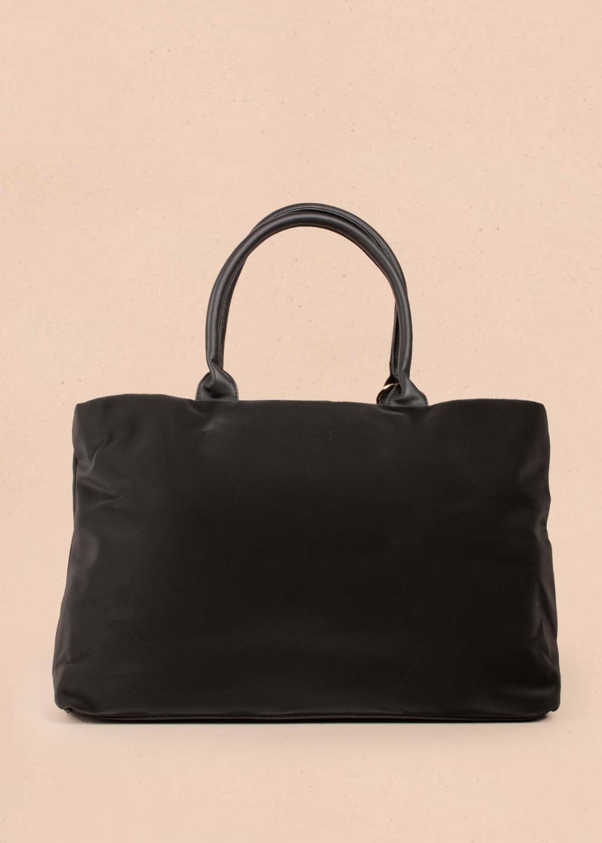 Bolso tipo shopping color negro con bolsillo frontal 104932