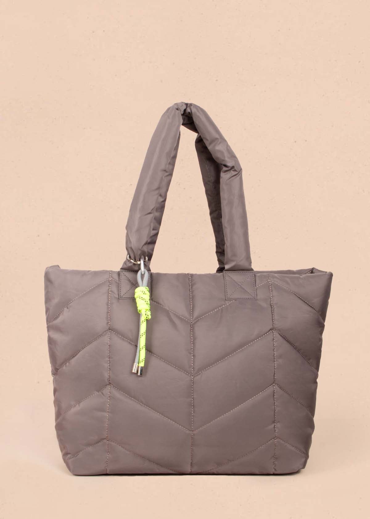 Bolso tipo shopping color gris con efecto acolchado 104937