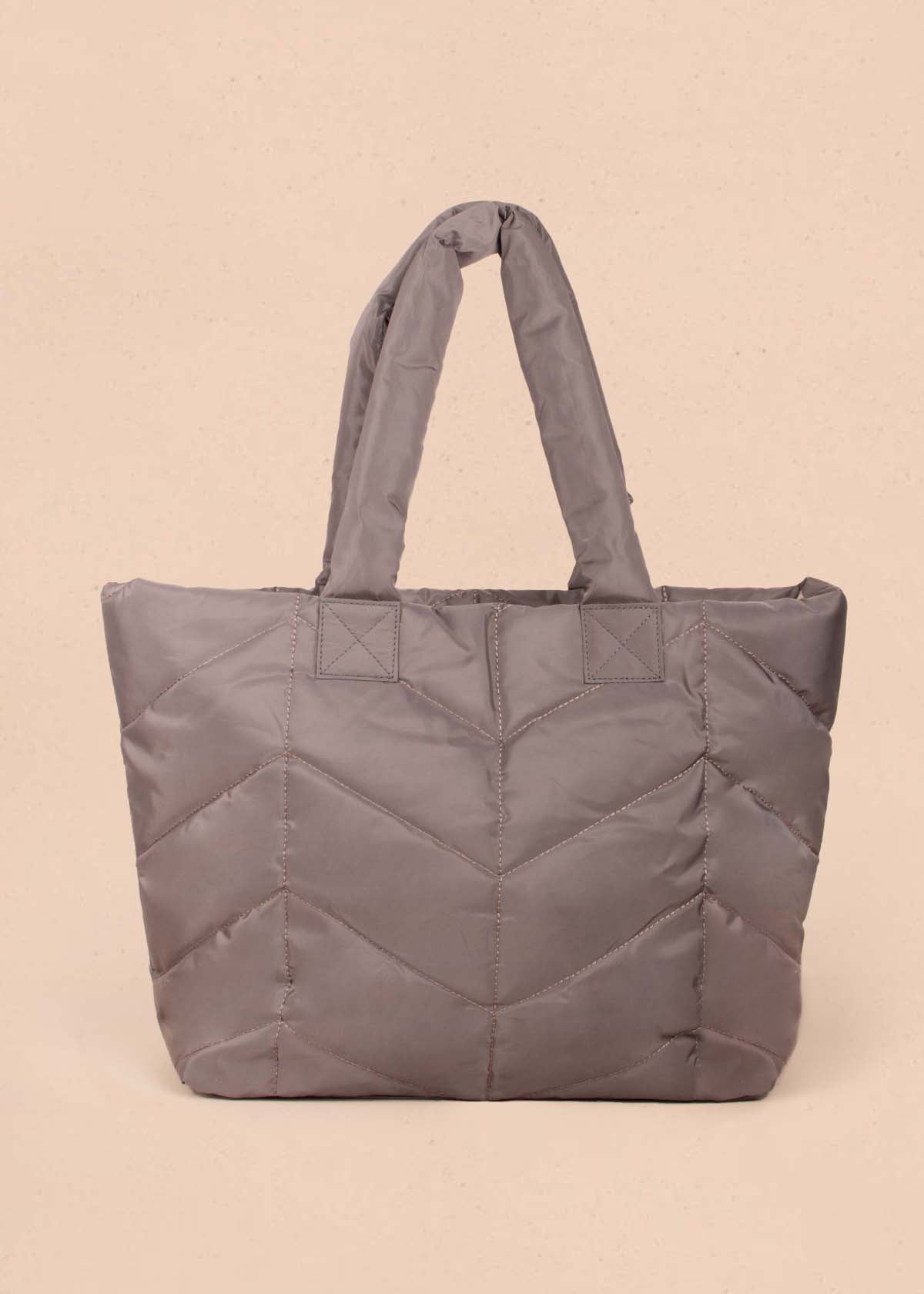 Bolso tipo shopping color gris con efecto acolchado 104937