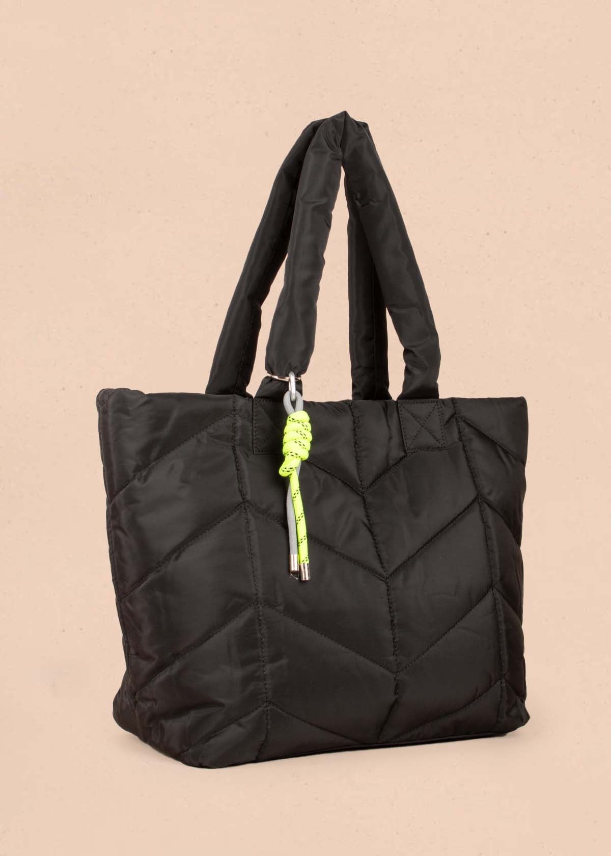 Bolso tipo shopping color negro con efecto acolchado 104937