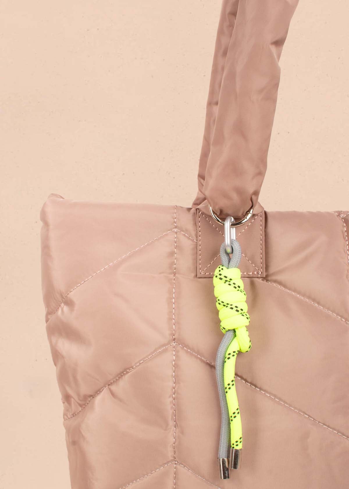 Bolso tipo shopping color taupe con efecto acolchado 104937