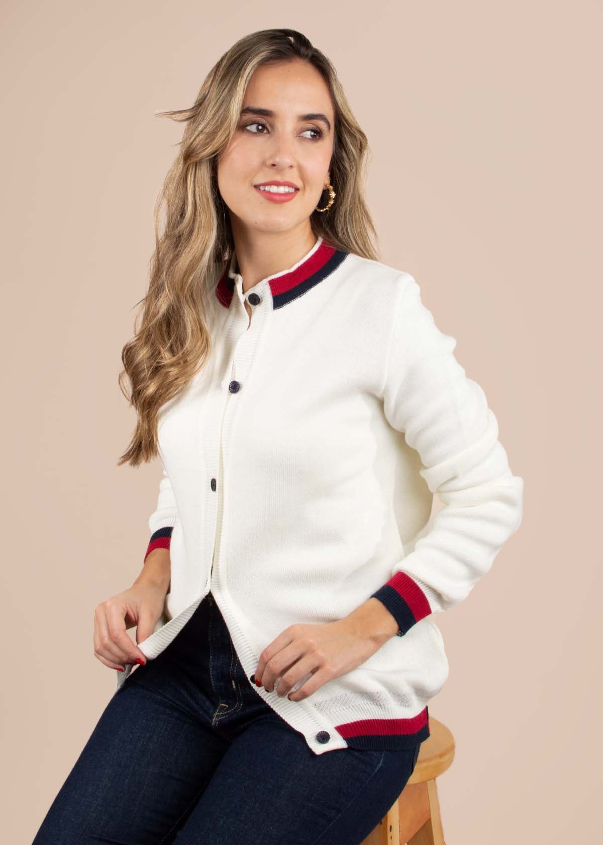 Chaqueta tejida color crema con botones 104946