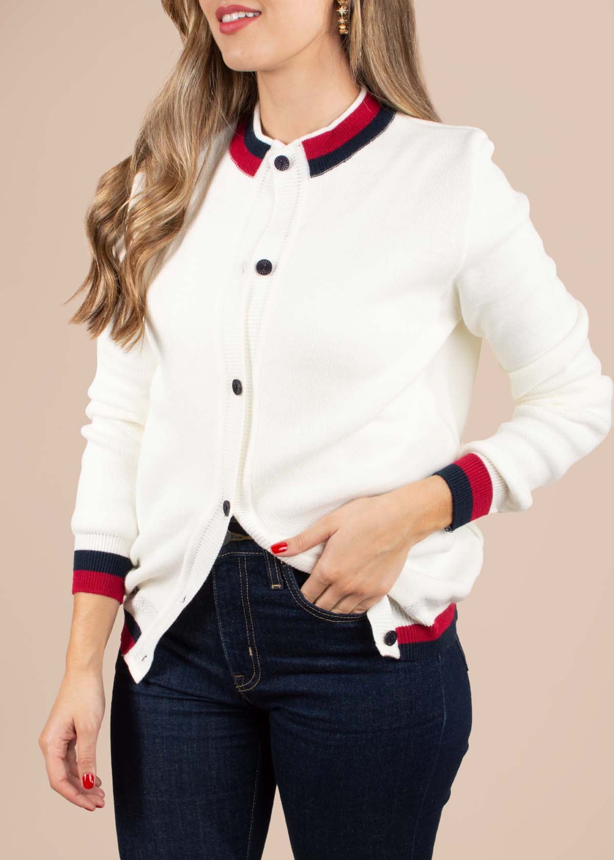 Chaqueta tejida color crema con botones 104946