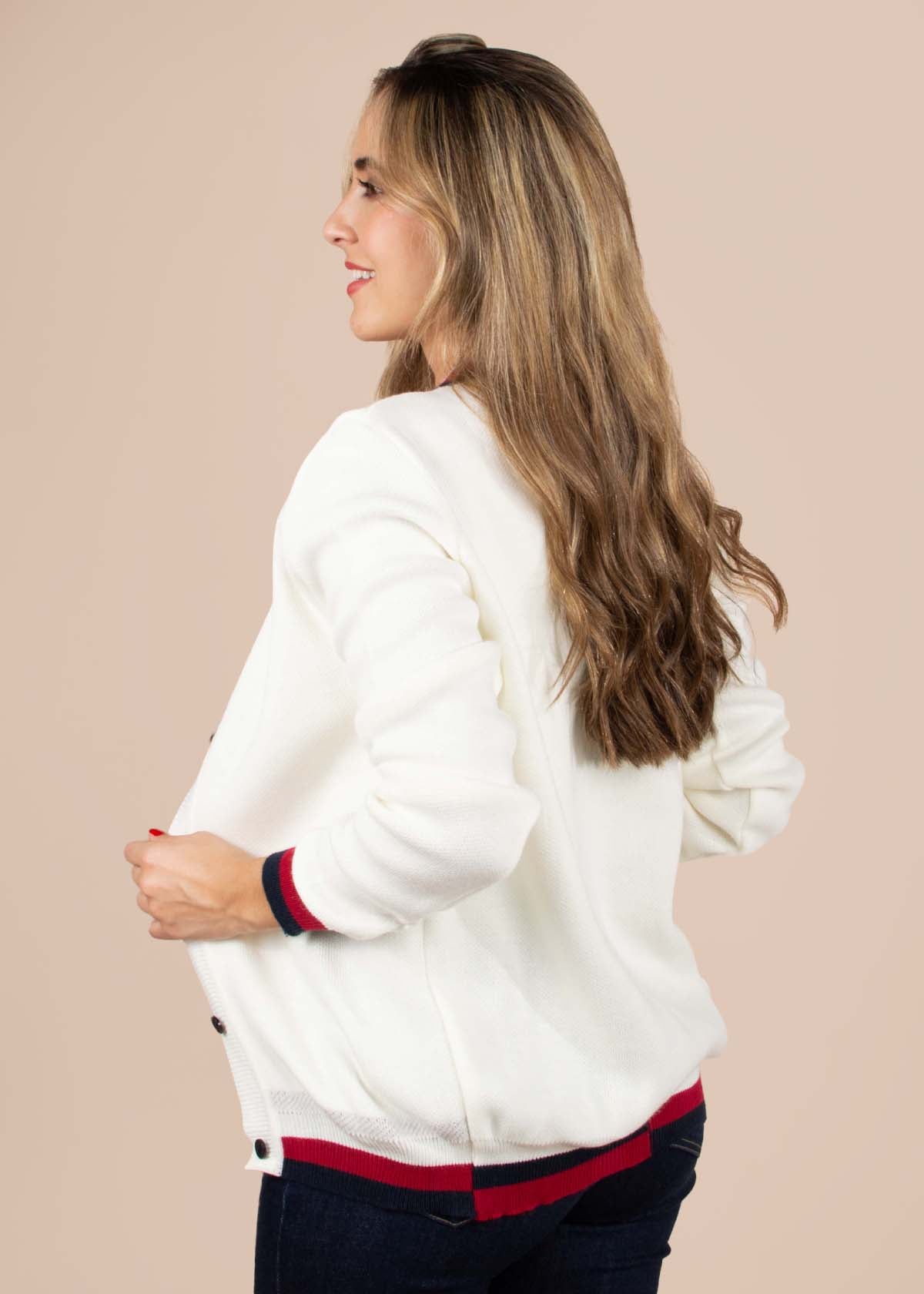 Chaqueta tejida color crema con botones 104946