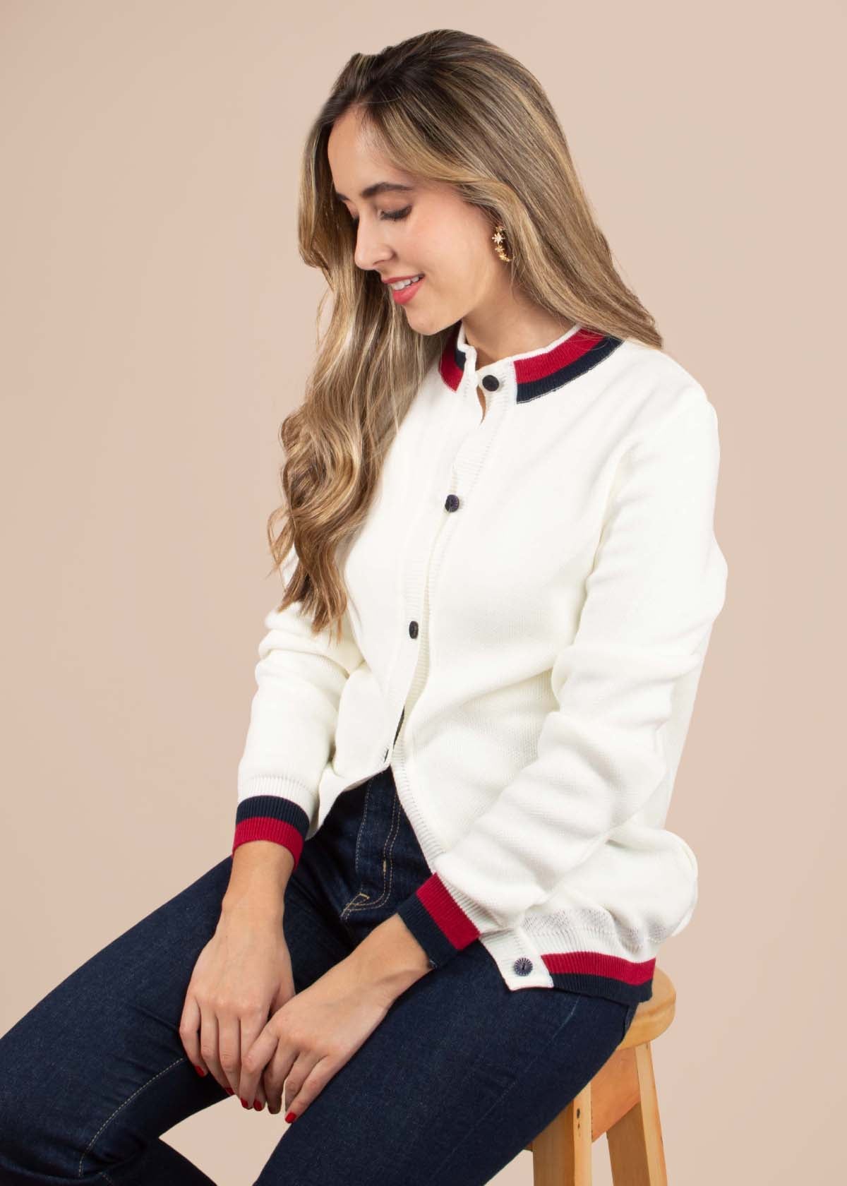 Chaqueta tejida color crema con botones 104946