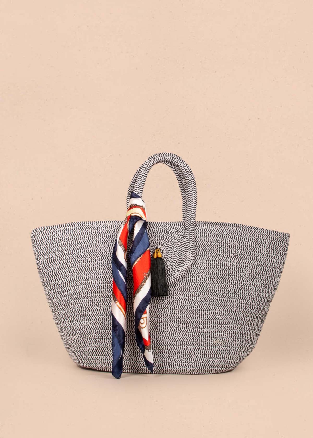 Bolso tipo canasto en color gris con penachos y pañoleta 104984