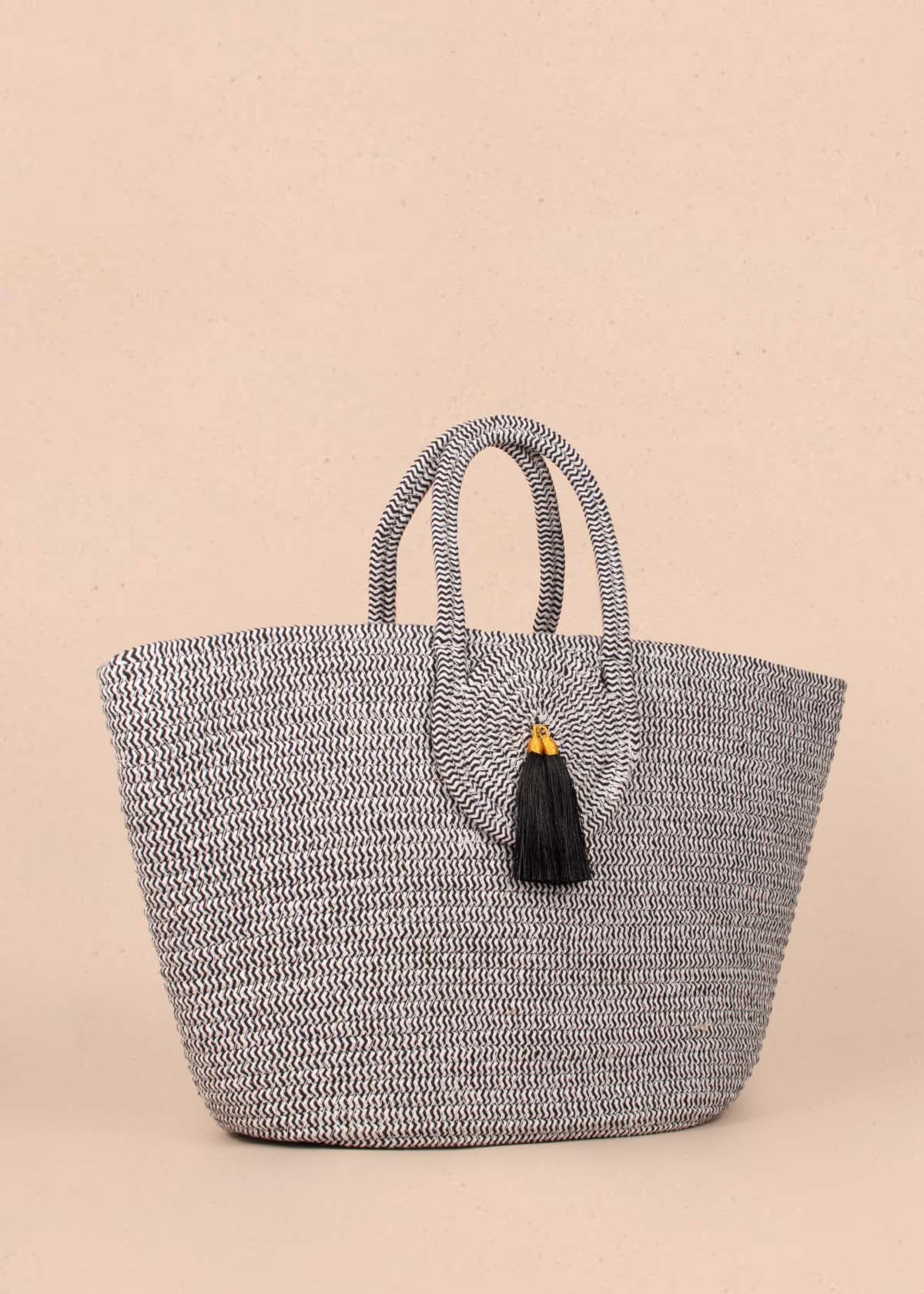 Bolso tipo canasto en color gris con penachos y pañoleta 104984