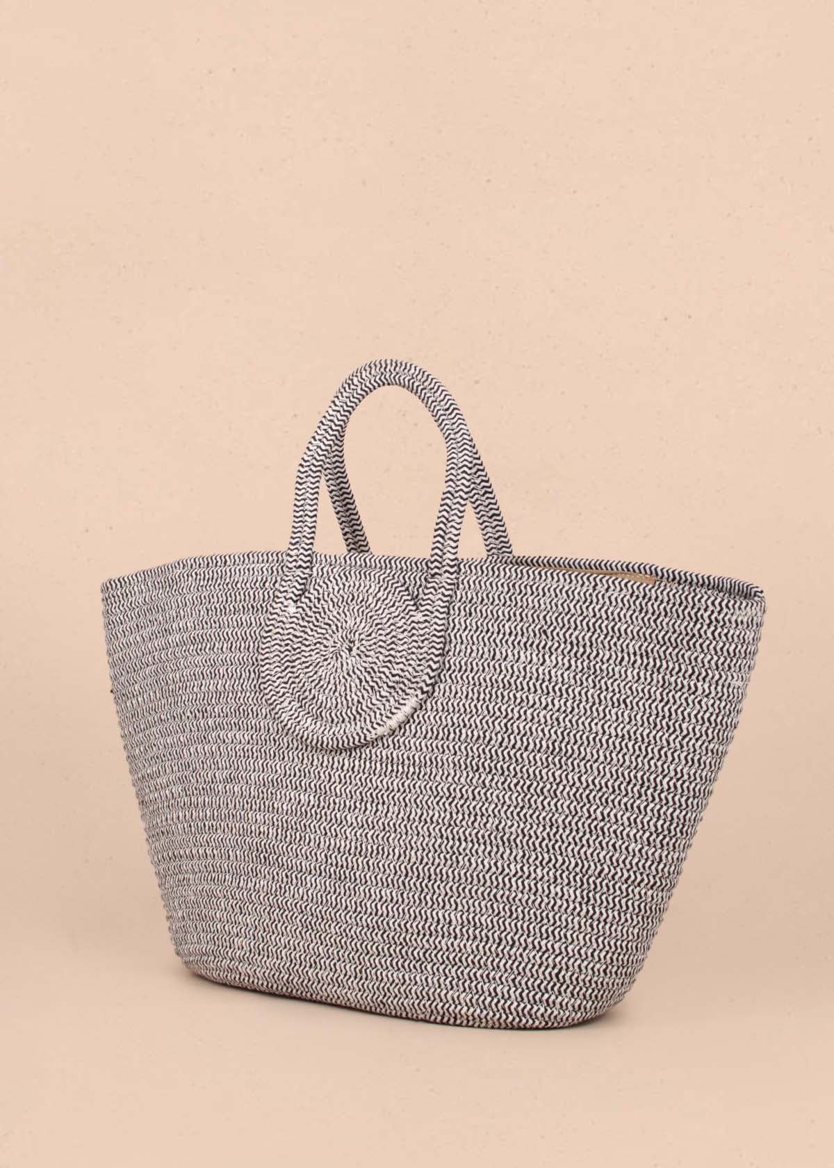 Bolso tipo canasto en color gris con penachos y pañoleta 104984